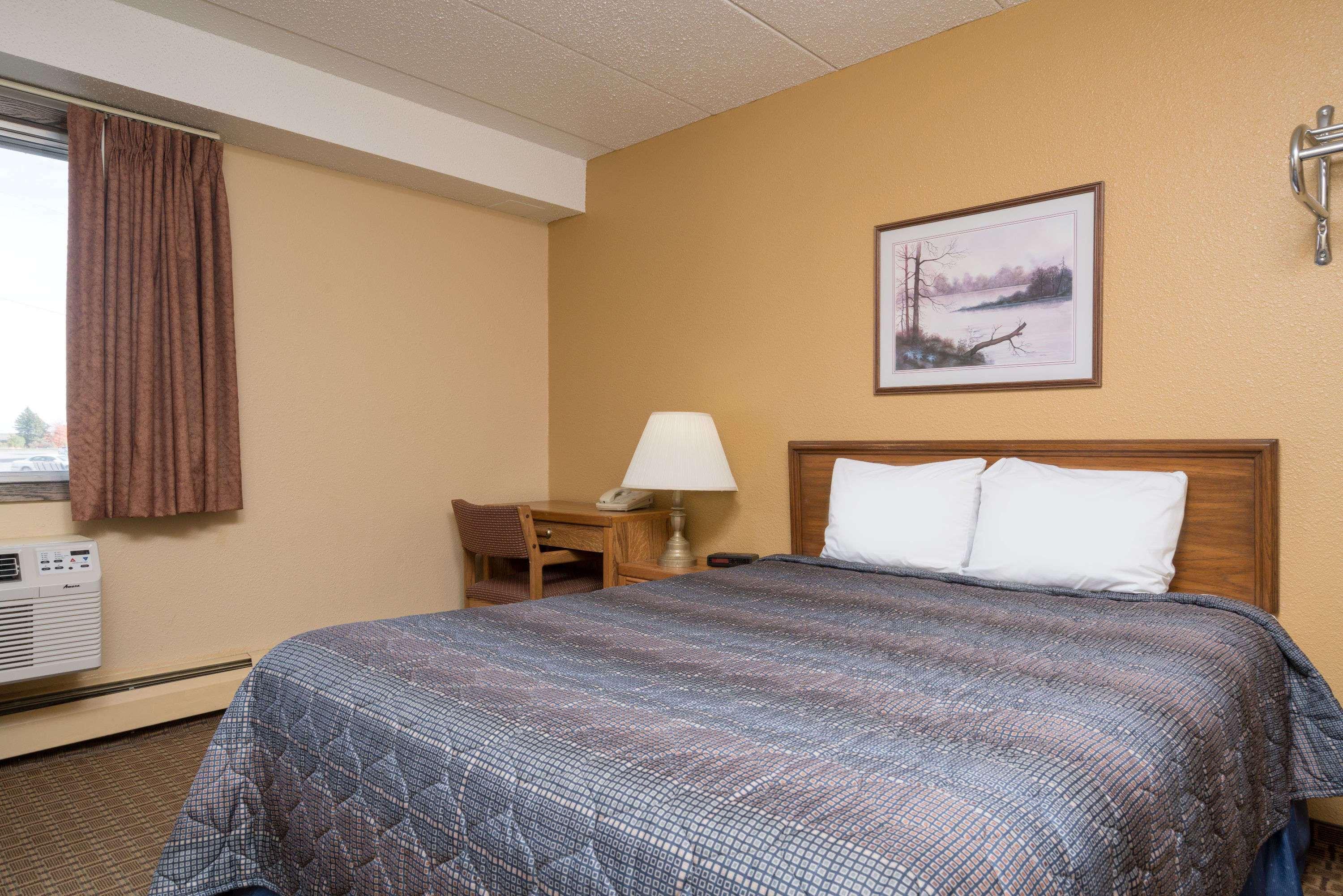 Super 8 by Wyndham Owatonna — photo 4