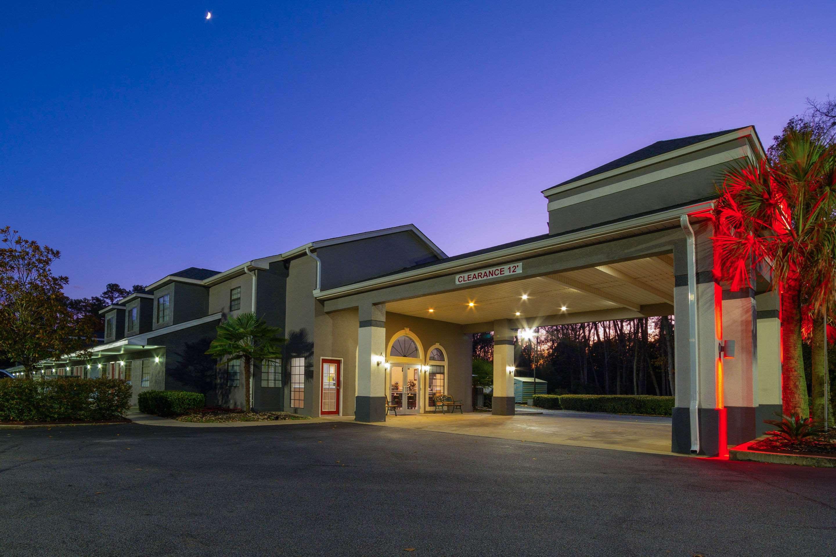 Econo Lodge Inn & Suites — photo 5
