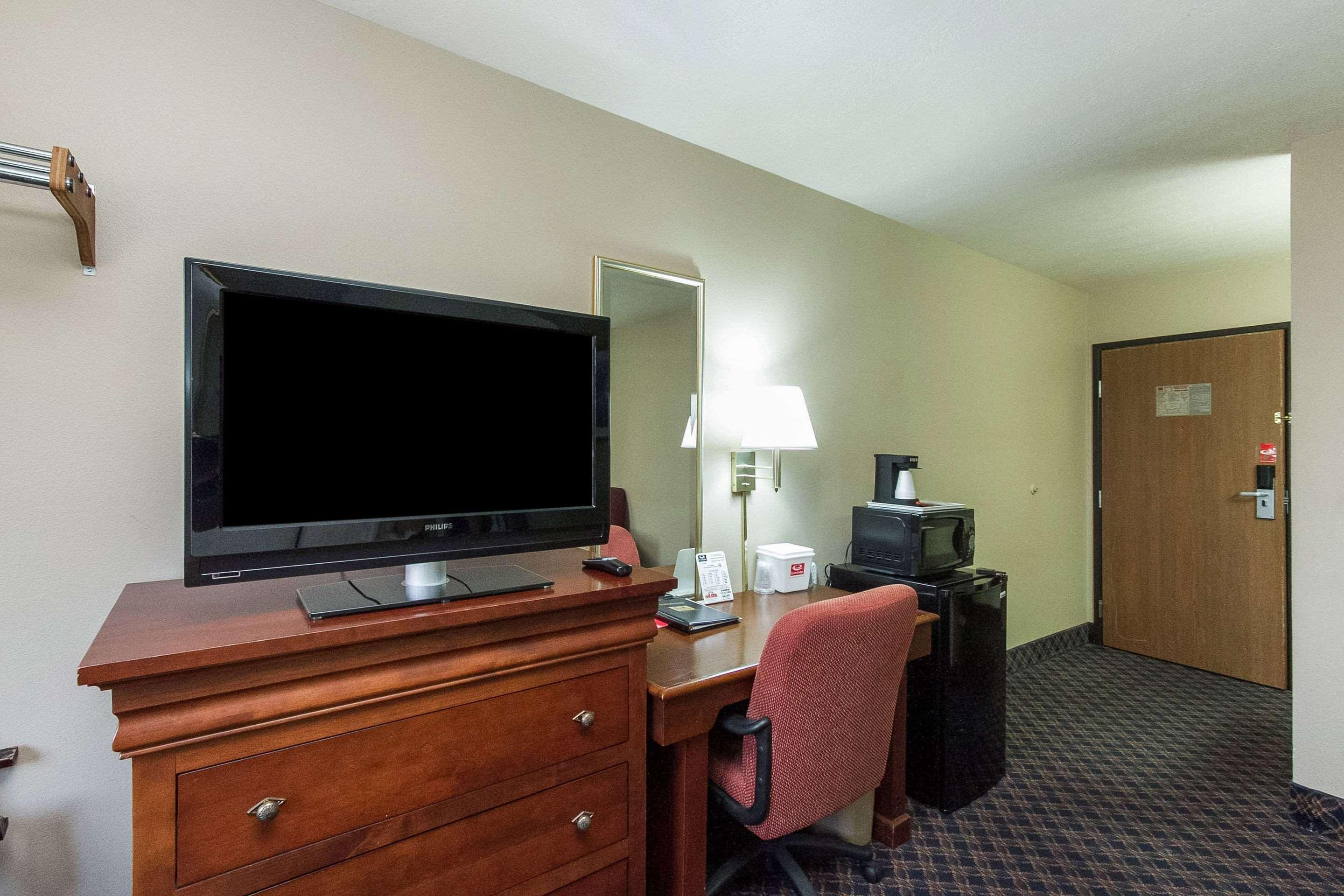 Econo Lodge Inn & Suites — photo 5
