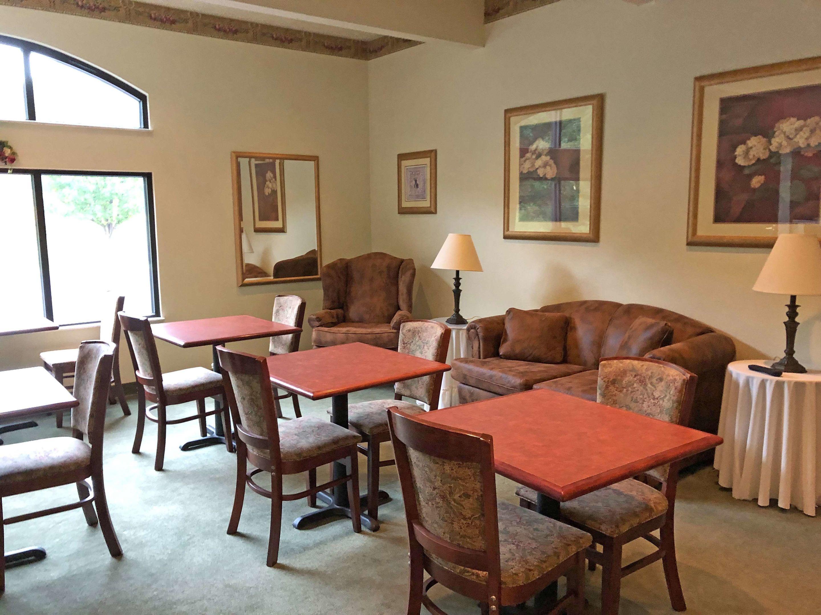 Americas Best Value Inn & Suites Independence — photo 4