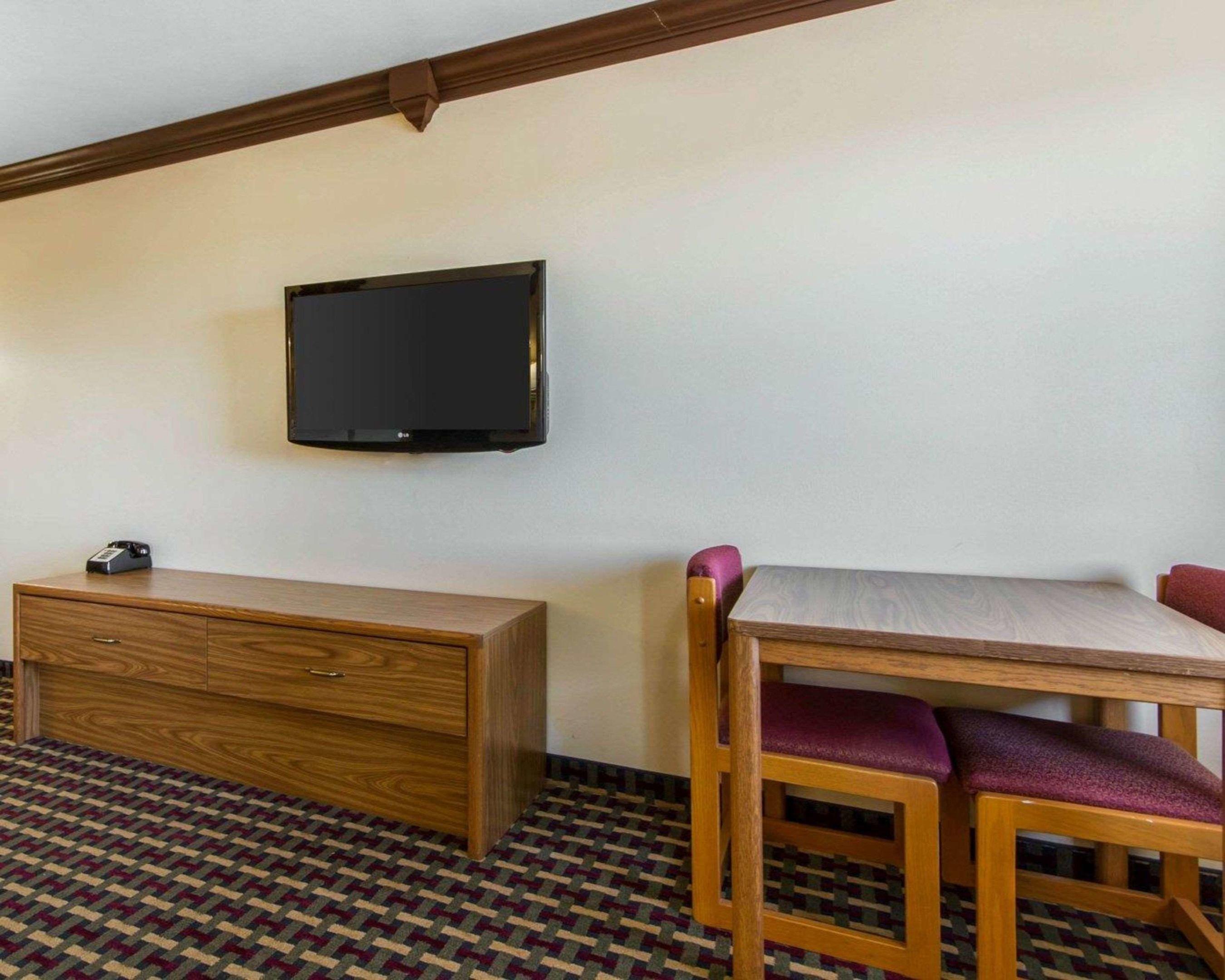 Econo Lodge Madison — photo 4