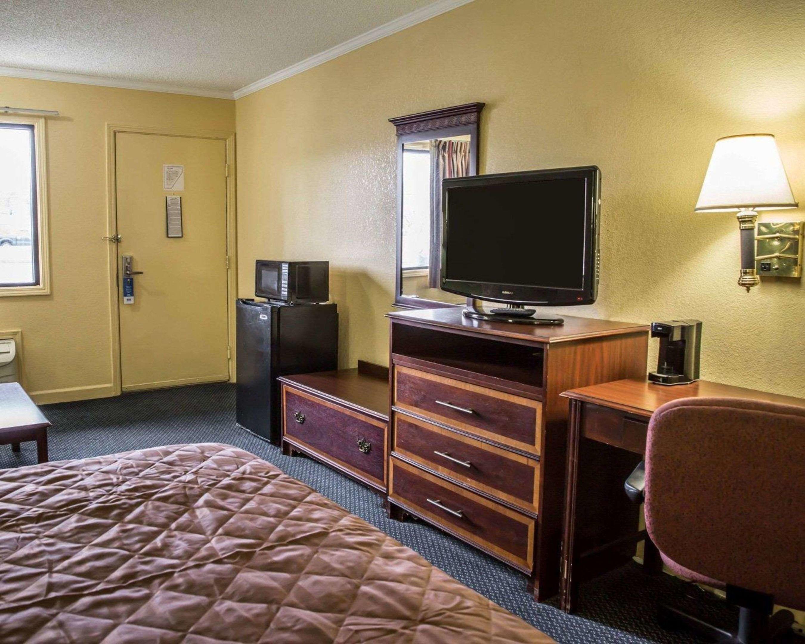 Rodeway Inn & Suites Plymouth Hwy 64 — photo 5
