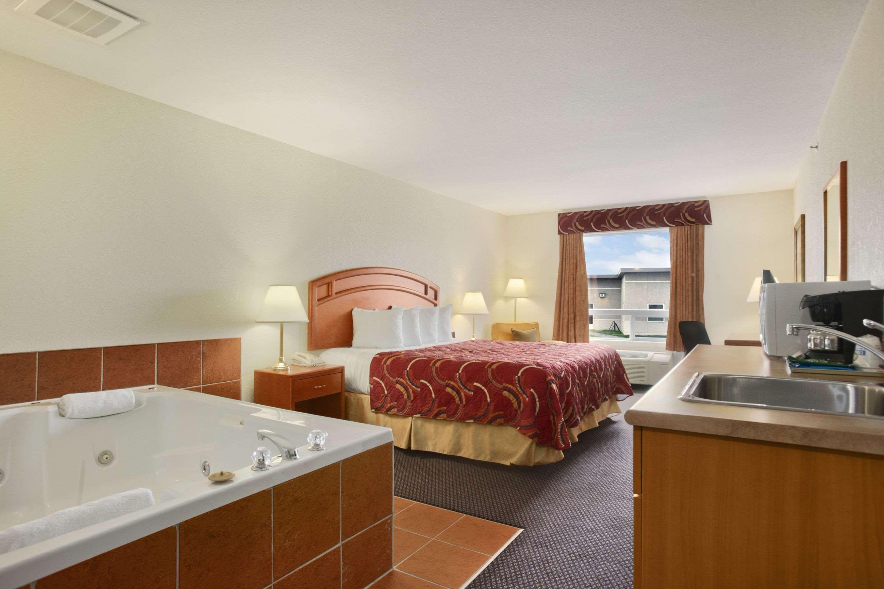 Days Inn & Suites Thompson — photo 5