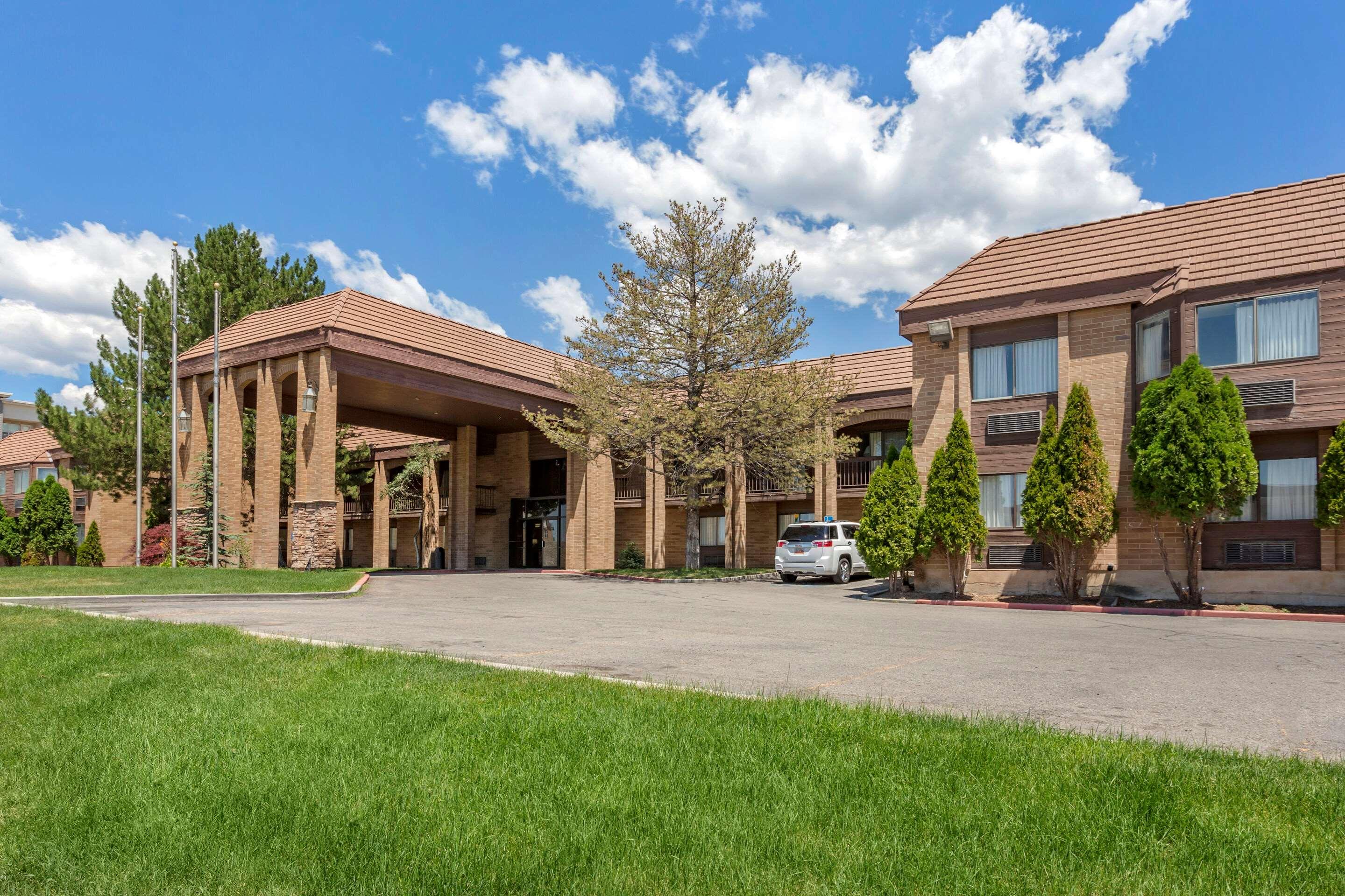 Econo Lodge Inn & Suites — photo 4