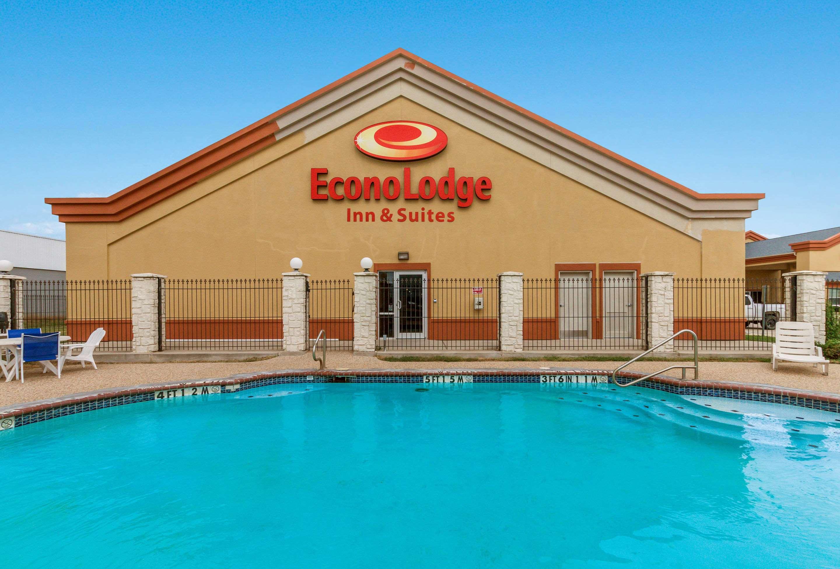 Econo Lodge Inn & Suites — photo 4