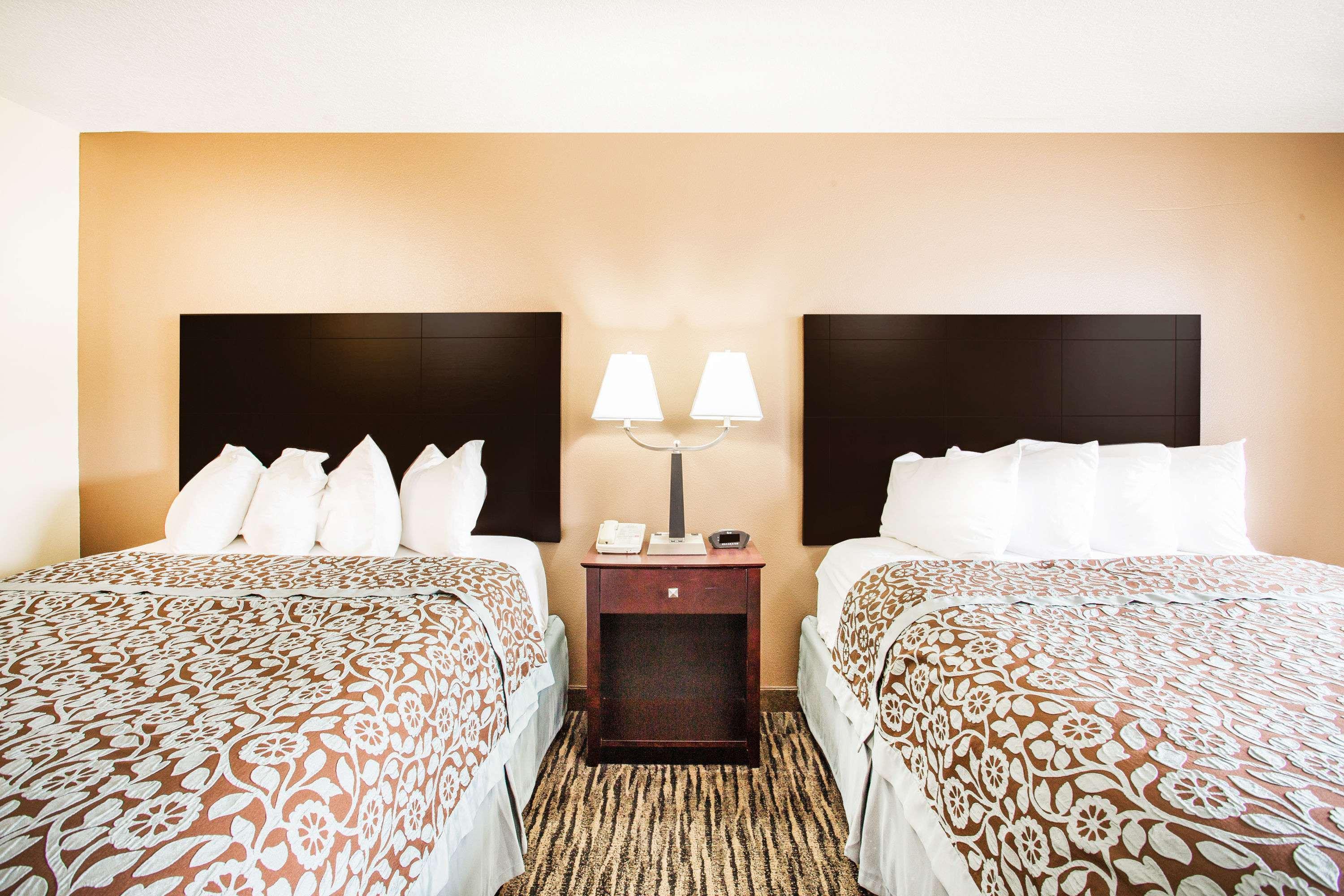 Days Inn by Wyndham Evansdale Waterloo — photo 5