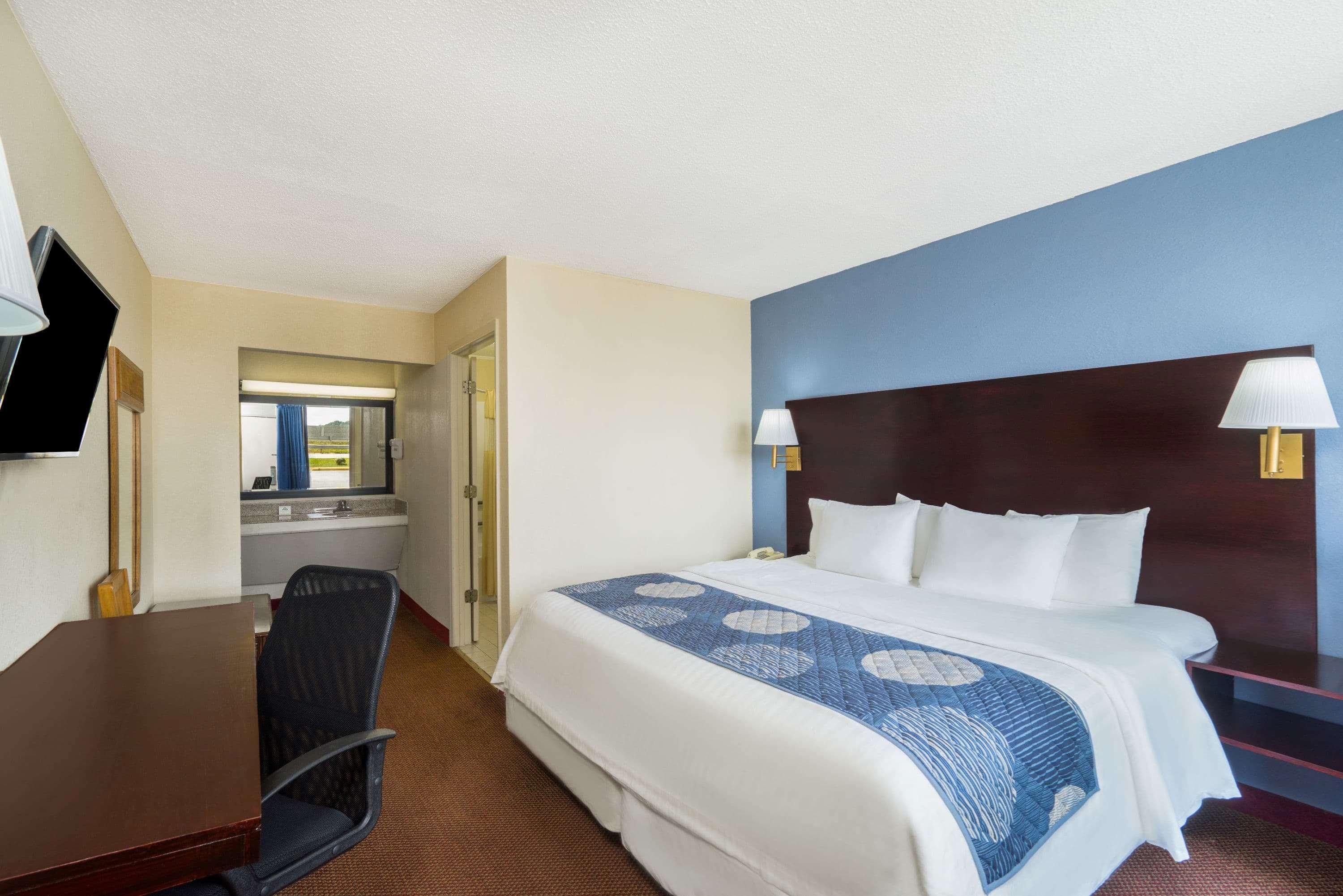 Days Inn by Wyndham Statesville — photo 4
