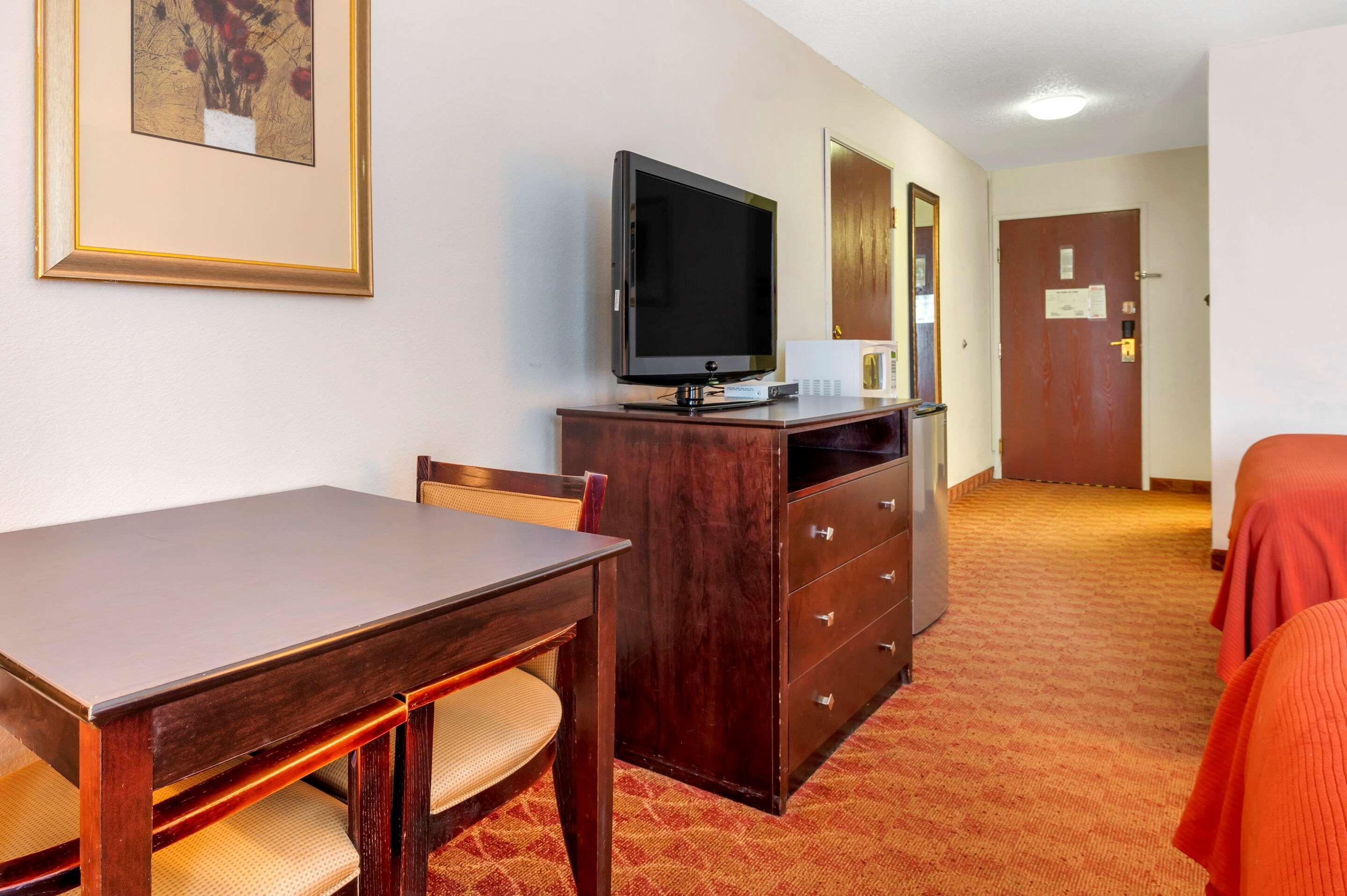 Baymont Inn & Suites Rensselaer — photo 4