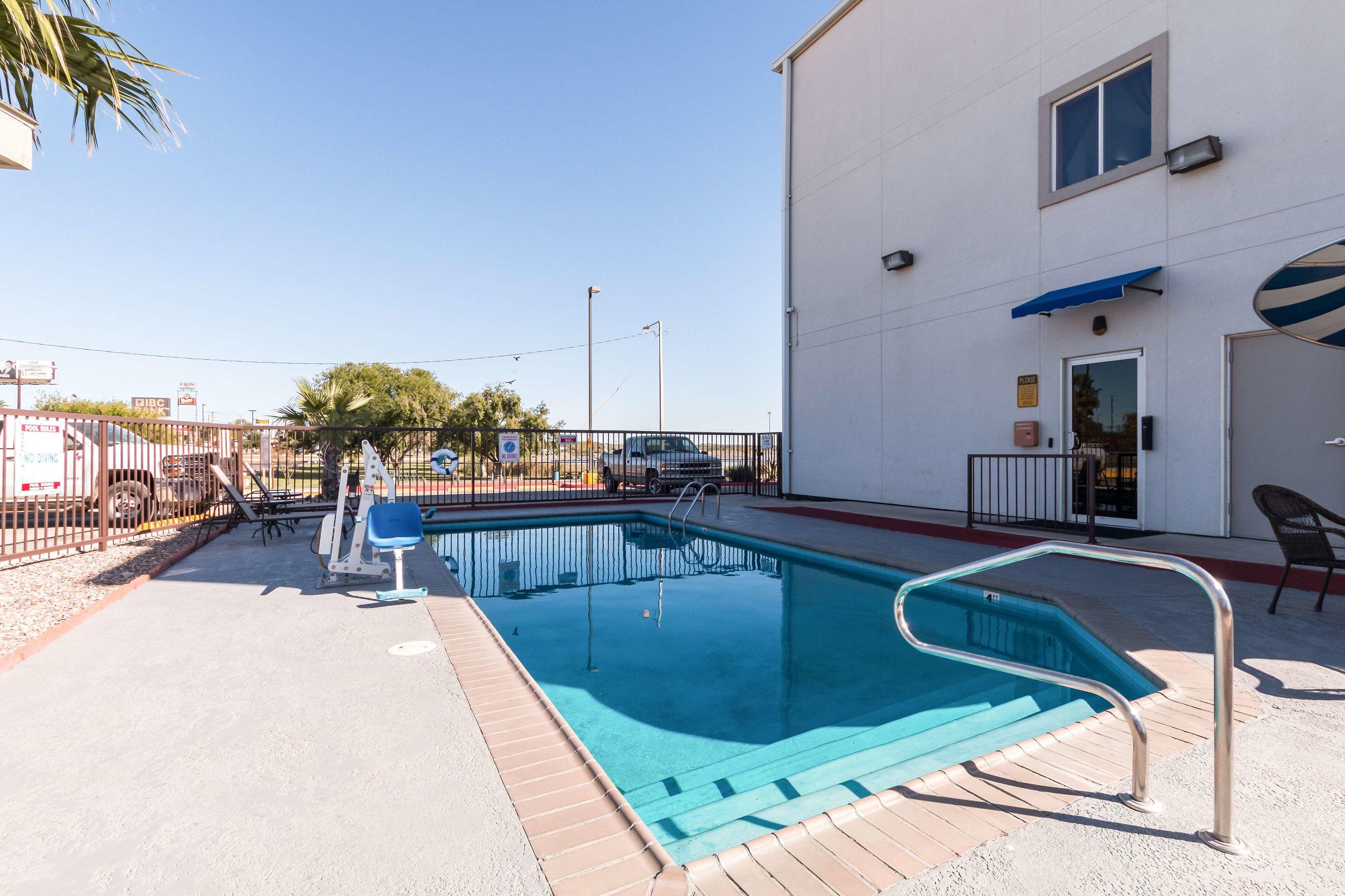 Motel 6 Eagle Pass Lakeside — photo 5