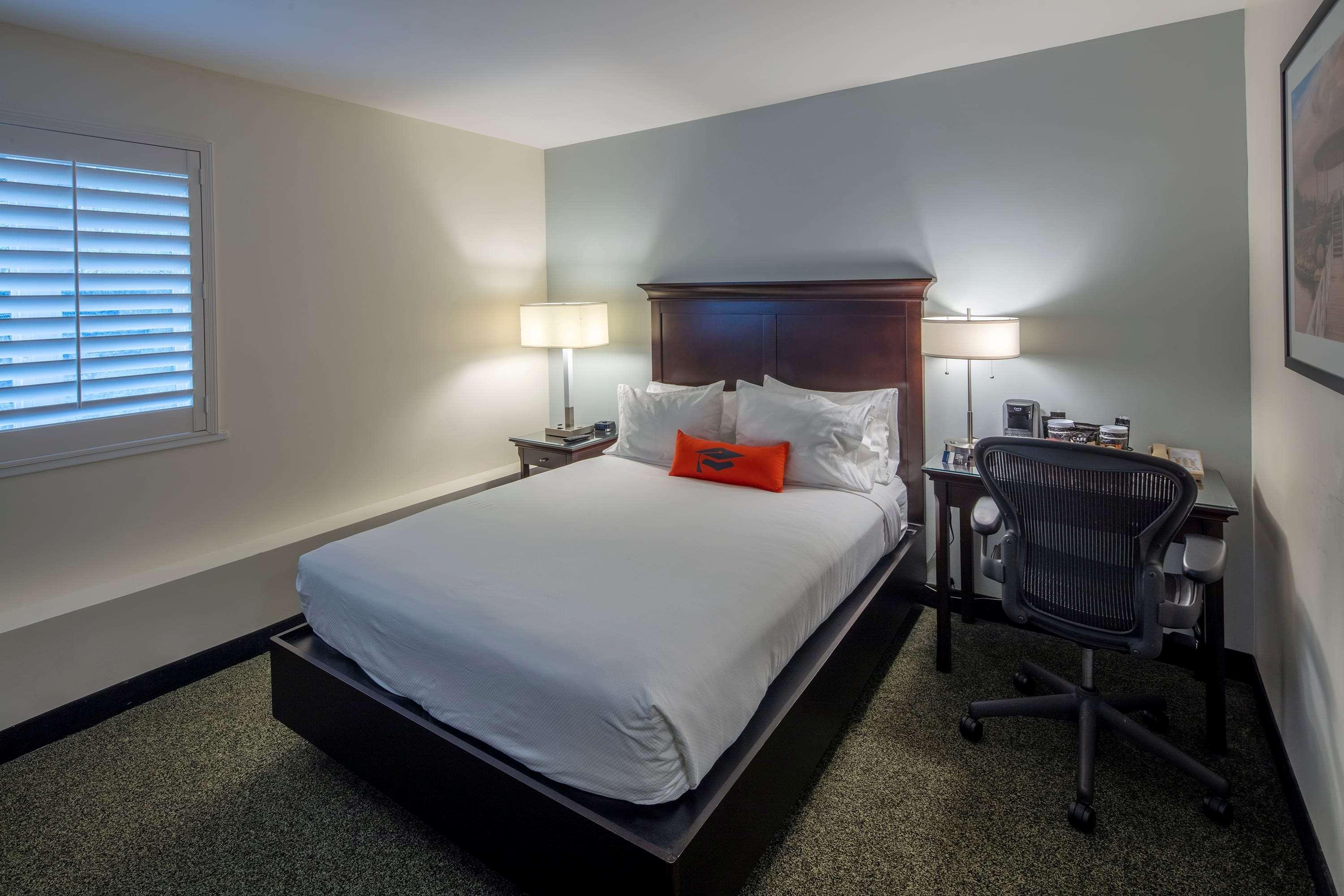 Collegian Hotel & Suites Syracuse — photo 5
