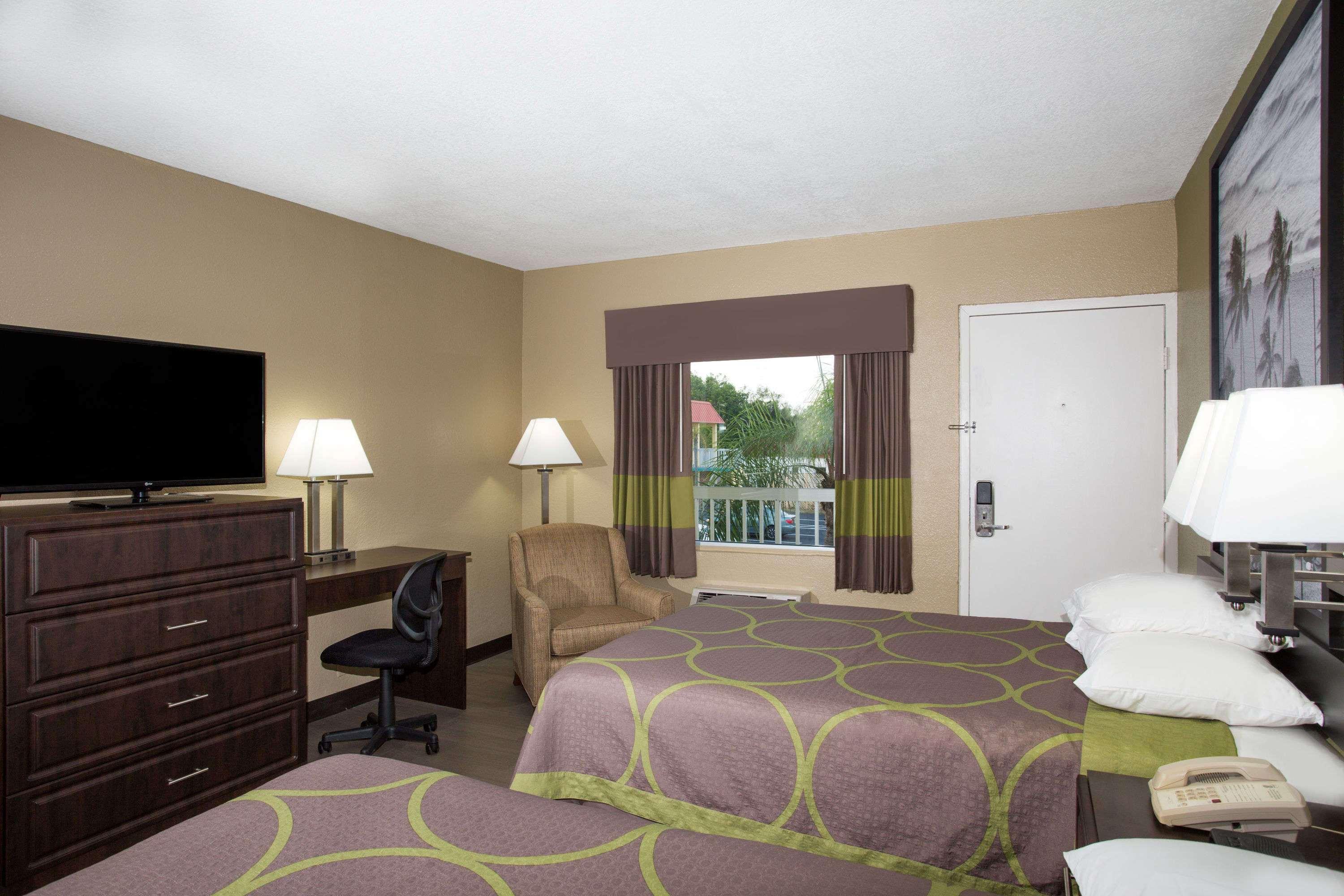 Super 8 by Wyndham Sarasota Near Siesta Key — photo 5