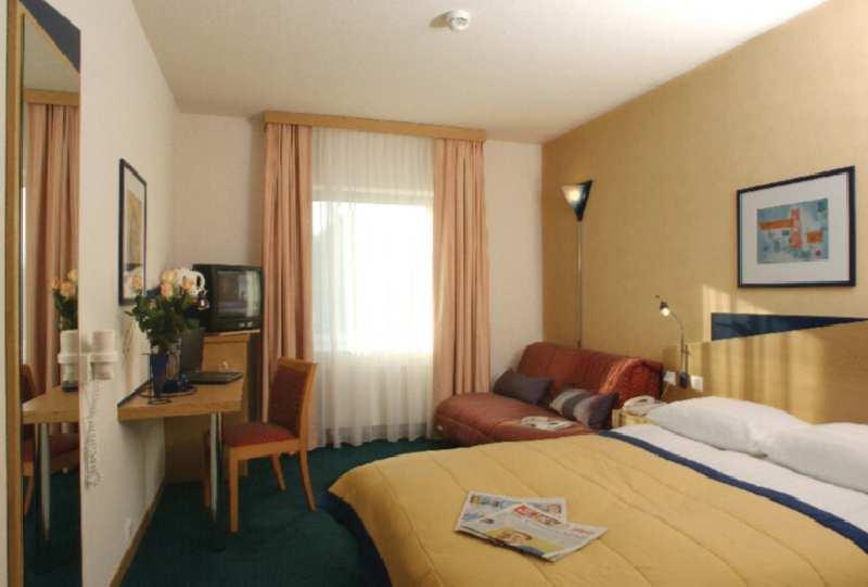 Holiday Inn Express Airport — photo 4