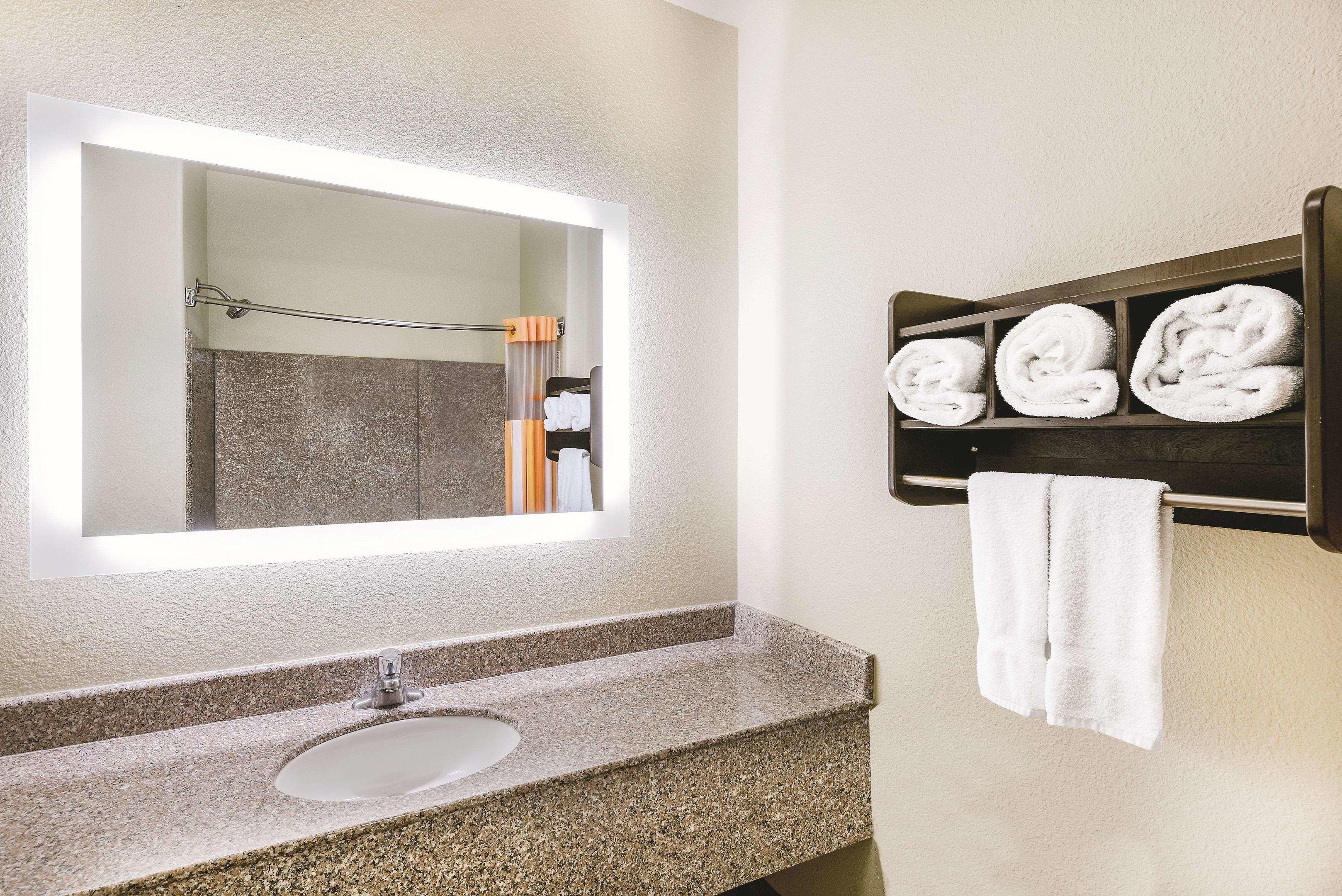 La Quinta Inn & Suites San Antonio The Dominion — photo 5