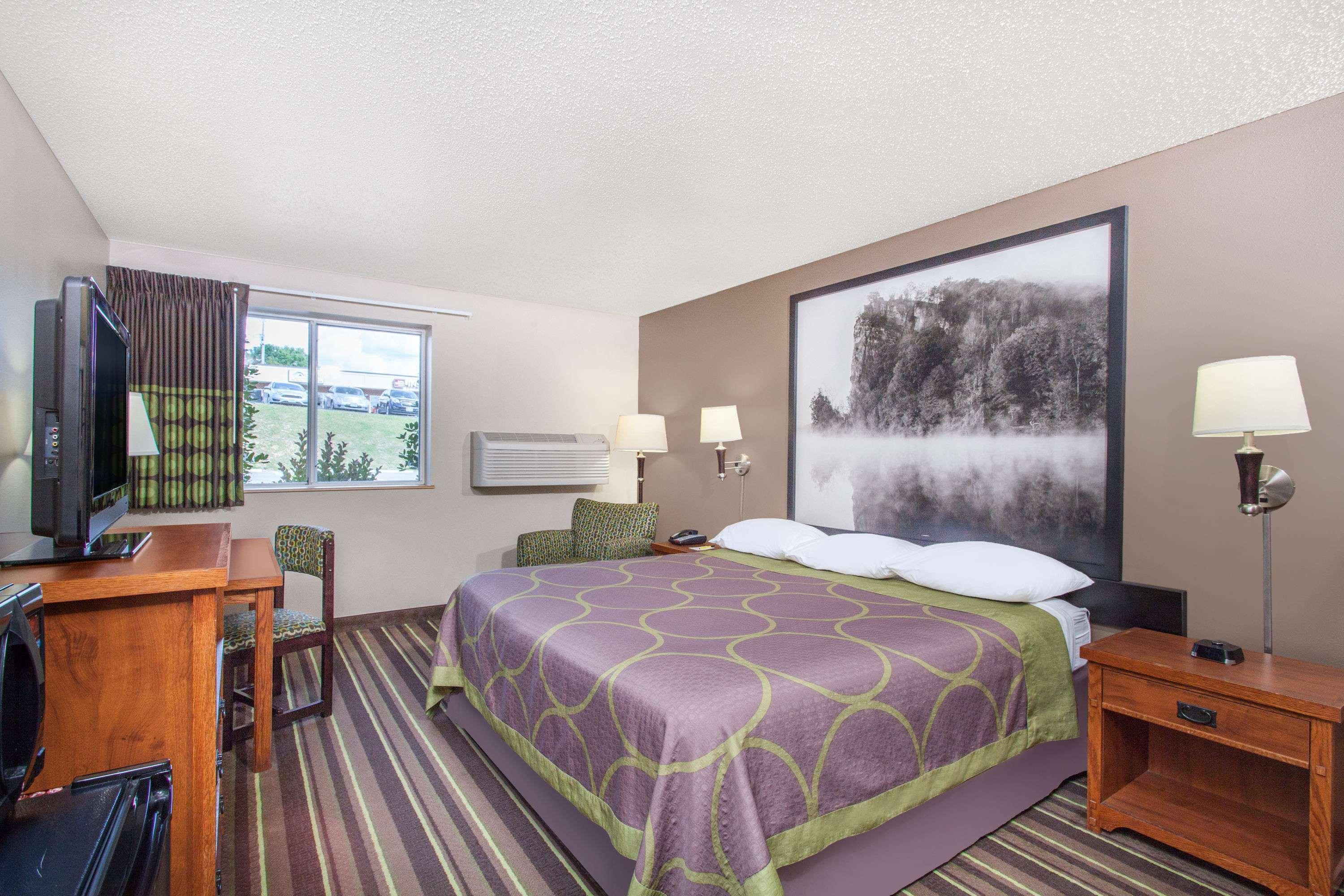 Super 8 by Wyndham Richlands/Claypool Hill Area — photo 4