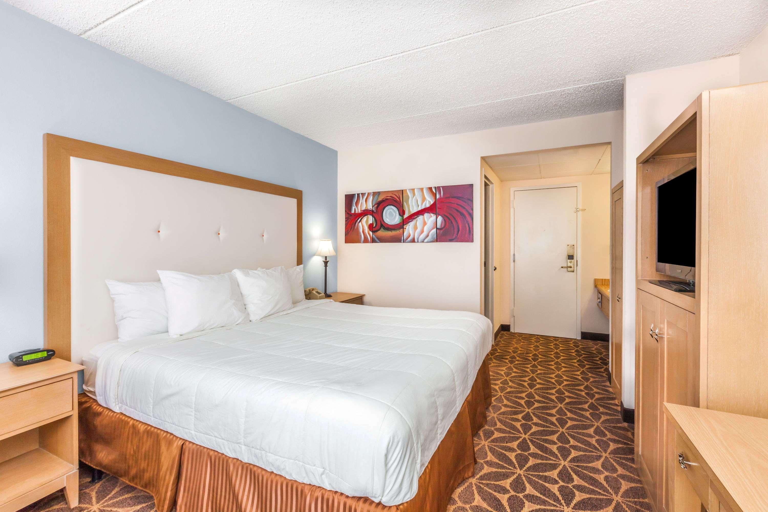 Days Inn by Wyndham Syracuse — photo 4