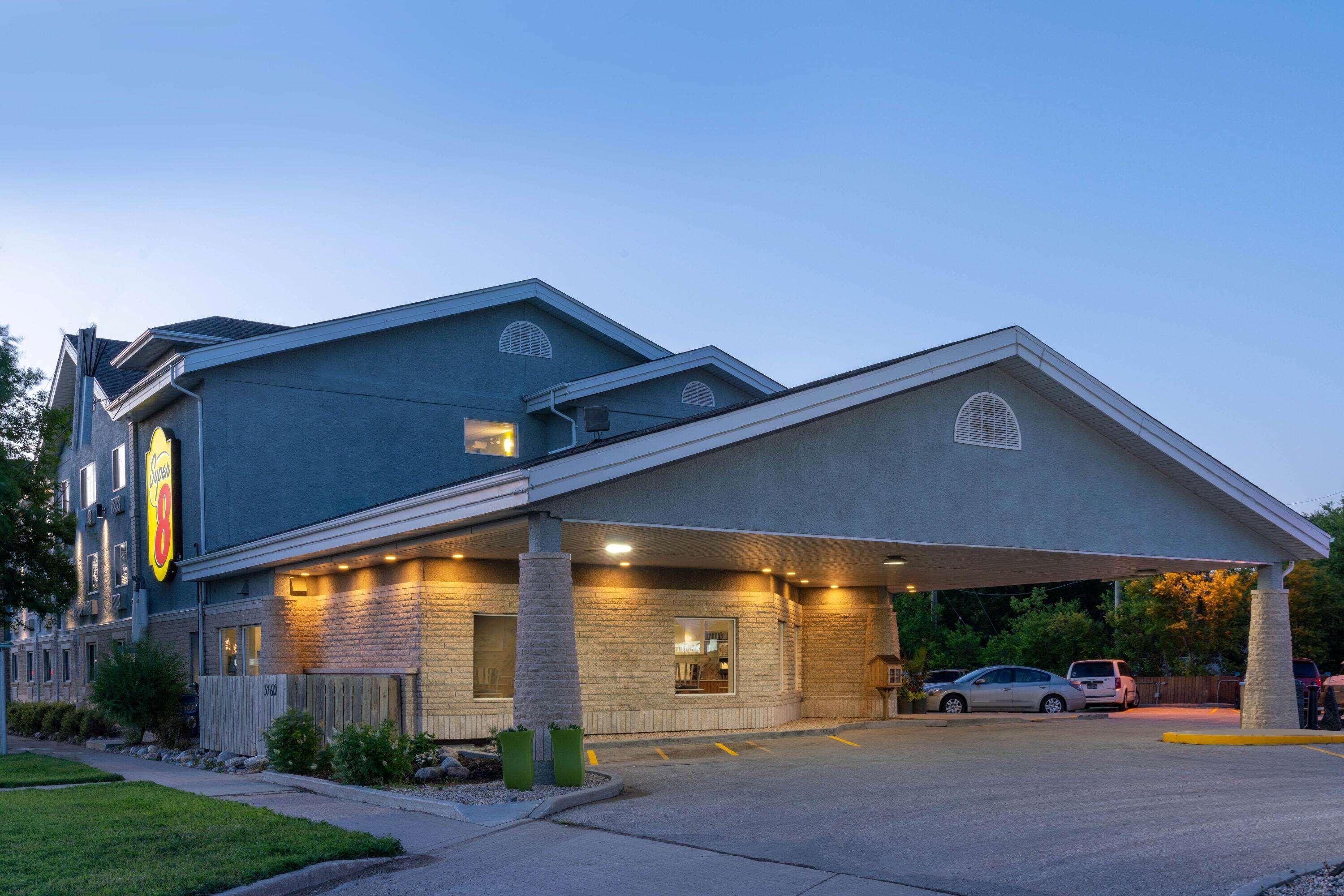 Super 8 by Wyndham Winnipeg West — photo 4