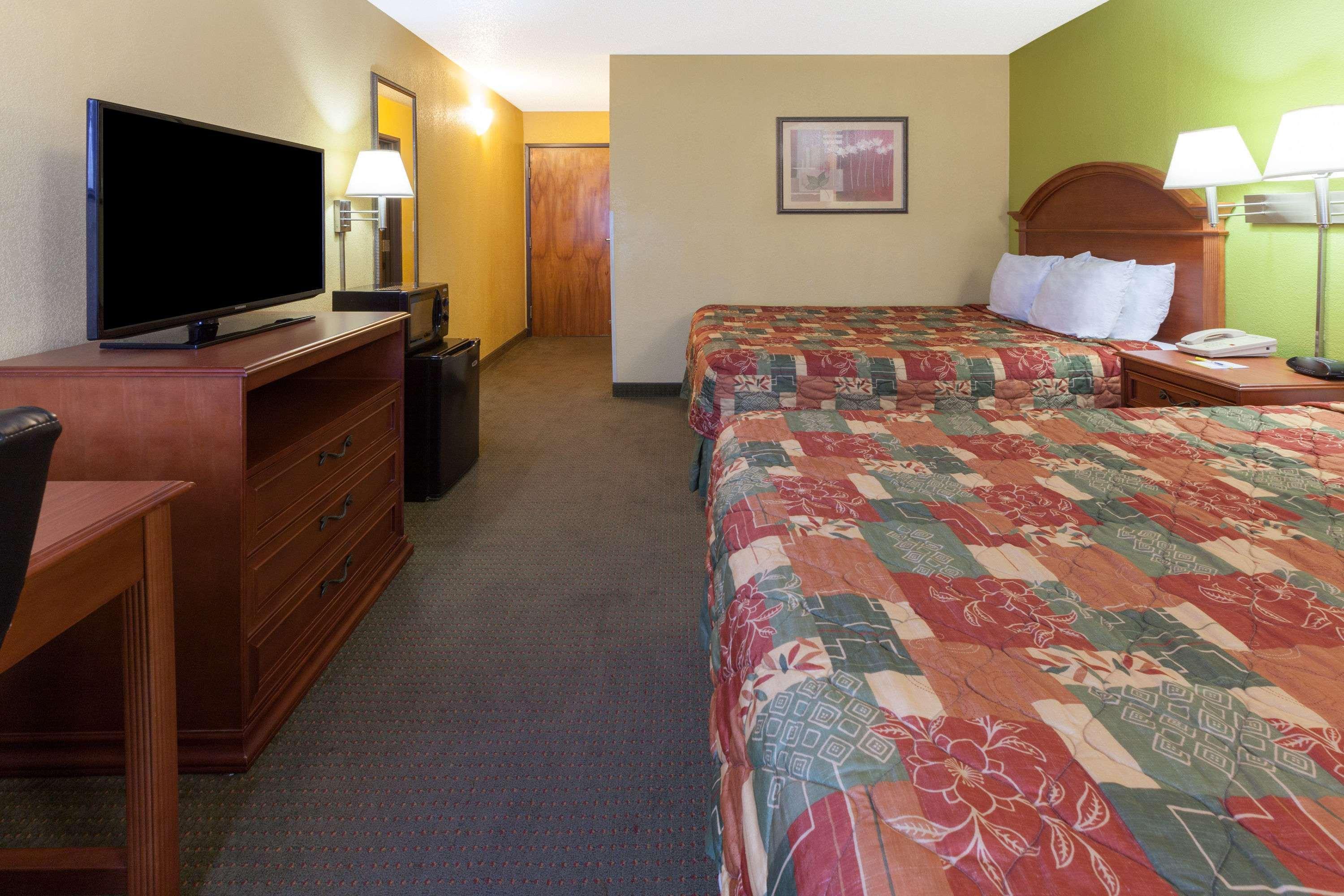 Days Inn by Wyndham Shawnee — photo 5