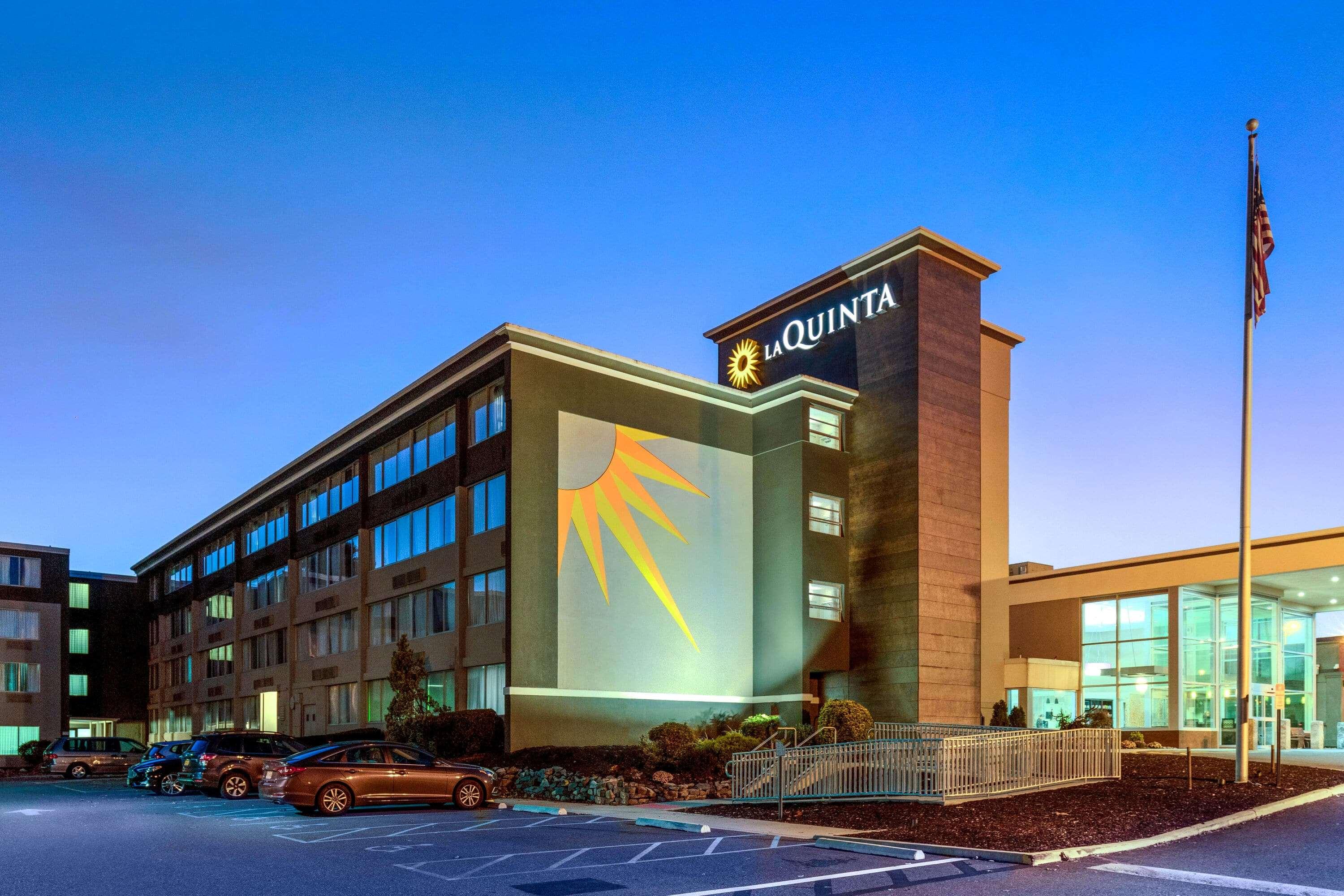 La Quinta Inn & Suites by Wyndham Clifton/Rutherford — photo 4