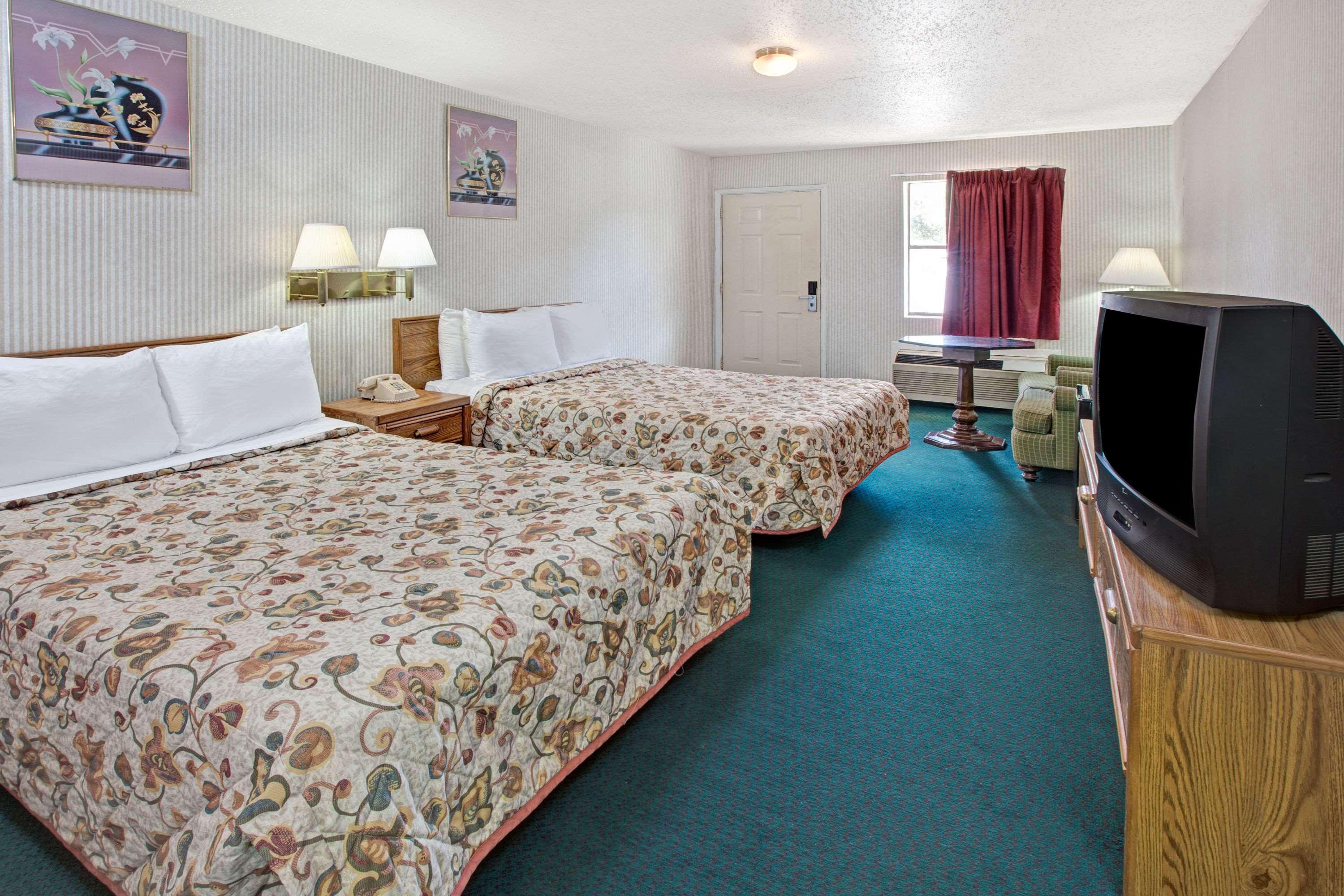 Knights Inn - South Houston — photo 4