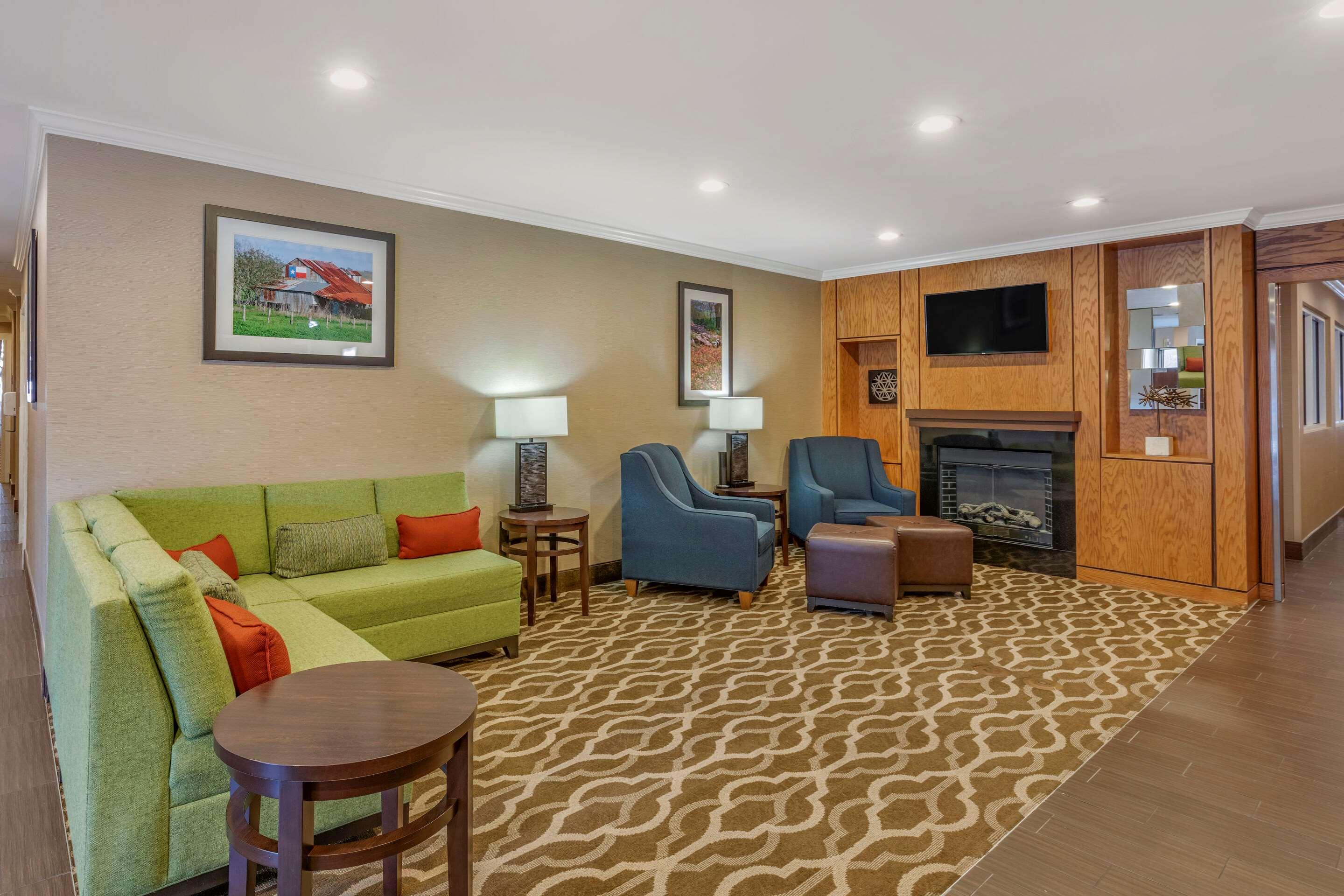 Comfort Inn & Suites Dallas-Addison — photo 3