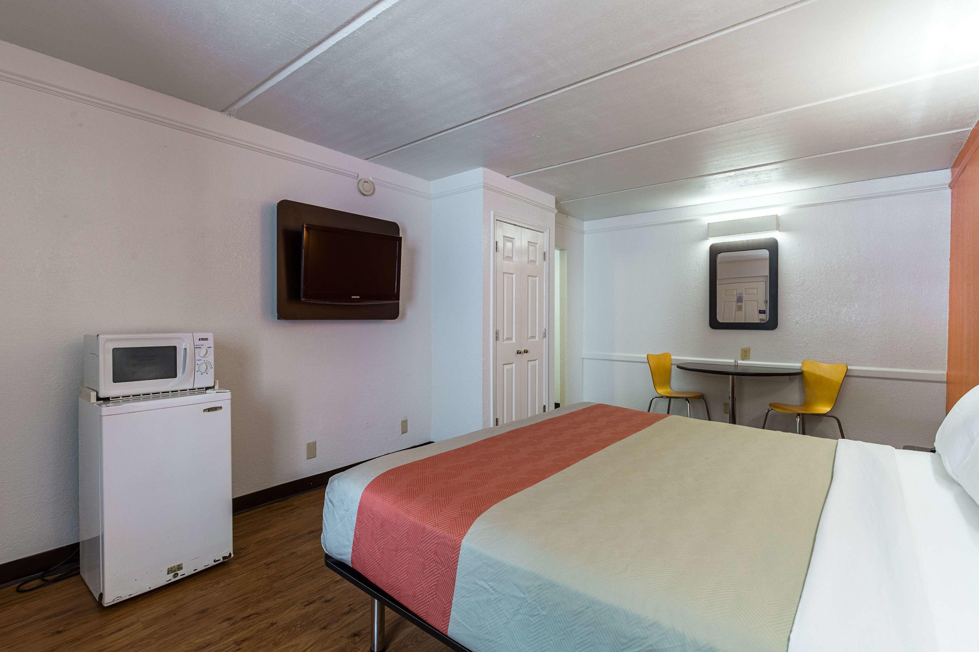 Motel 6 Baytown, TX - Garth Rd — photo 5