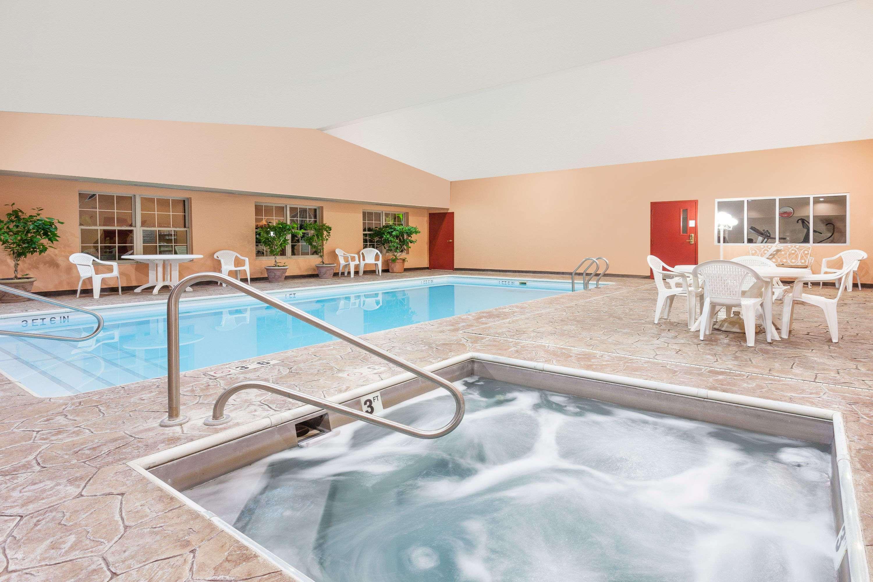 Ramada by Wyndham Sellersburg/Louisville North — photo 4