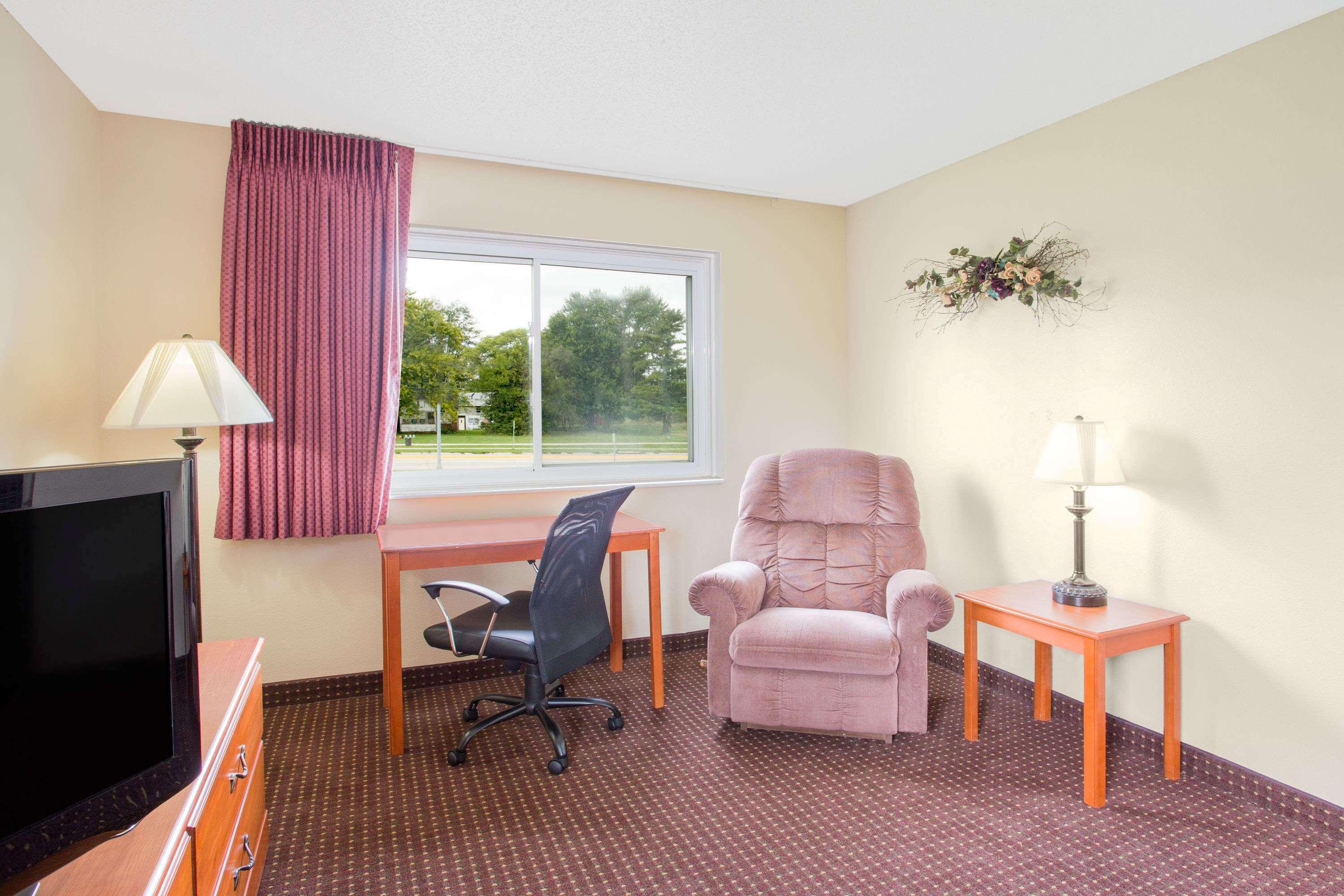 Super 8 by Wyndham Waverly — photo 5