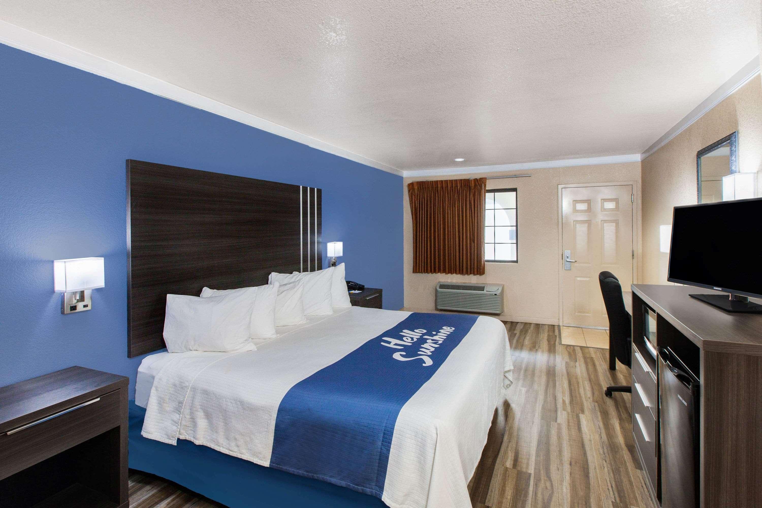Days Inn & Suites by Wyndham Braunig Lake — photo 4