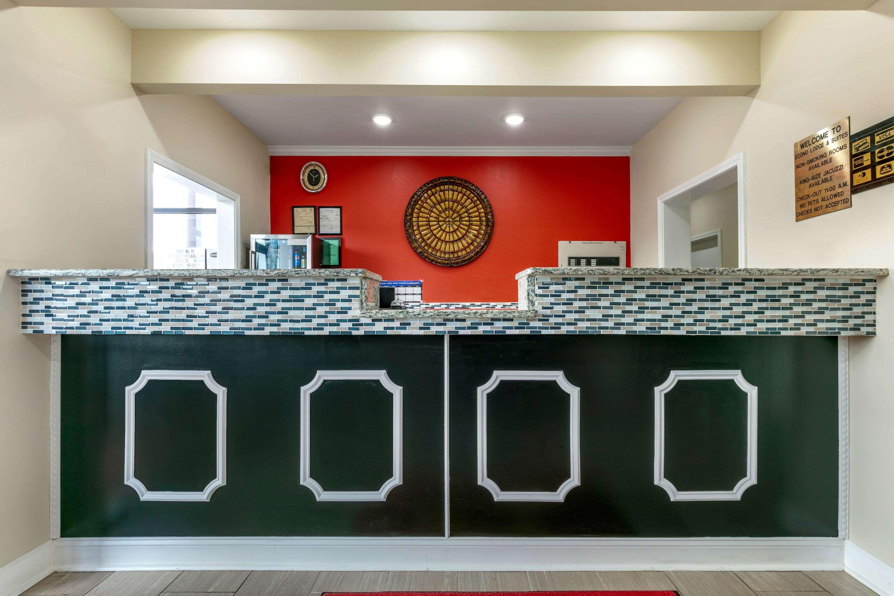 Econo Lodge Inn & Suites — photo 3