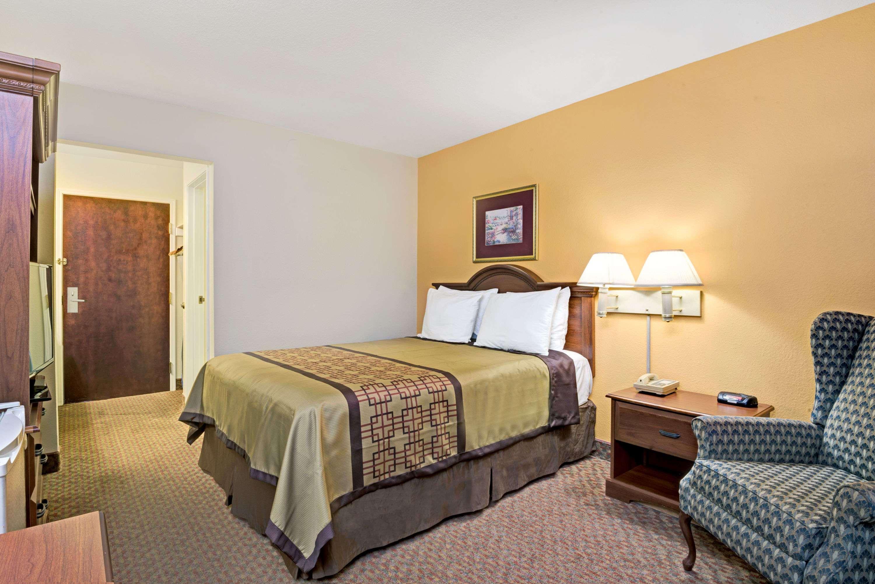 Days Inn & Suites Siler City — photo 4