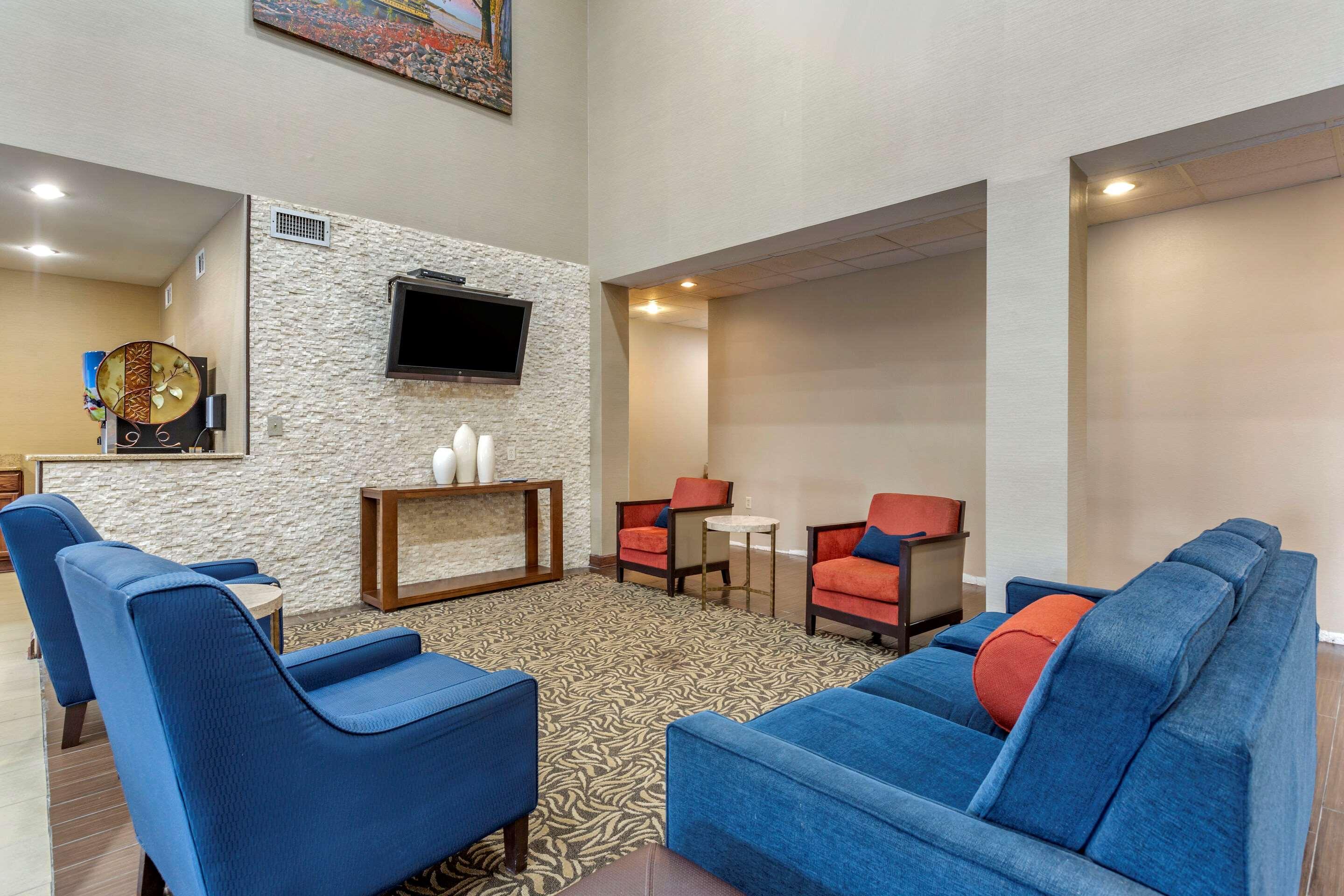 Comfort Suites — photo 4