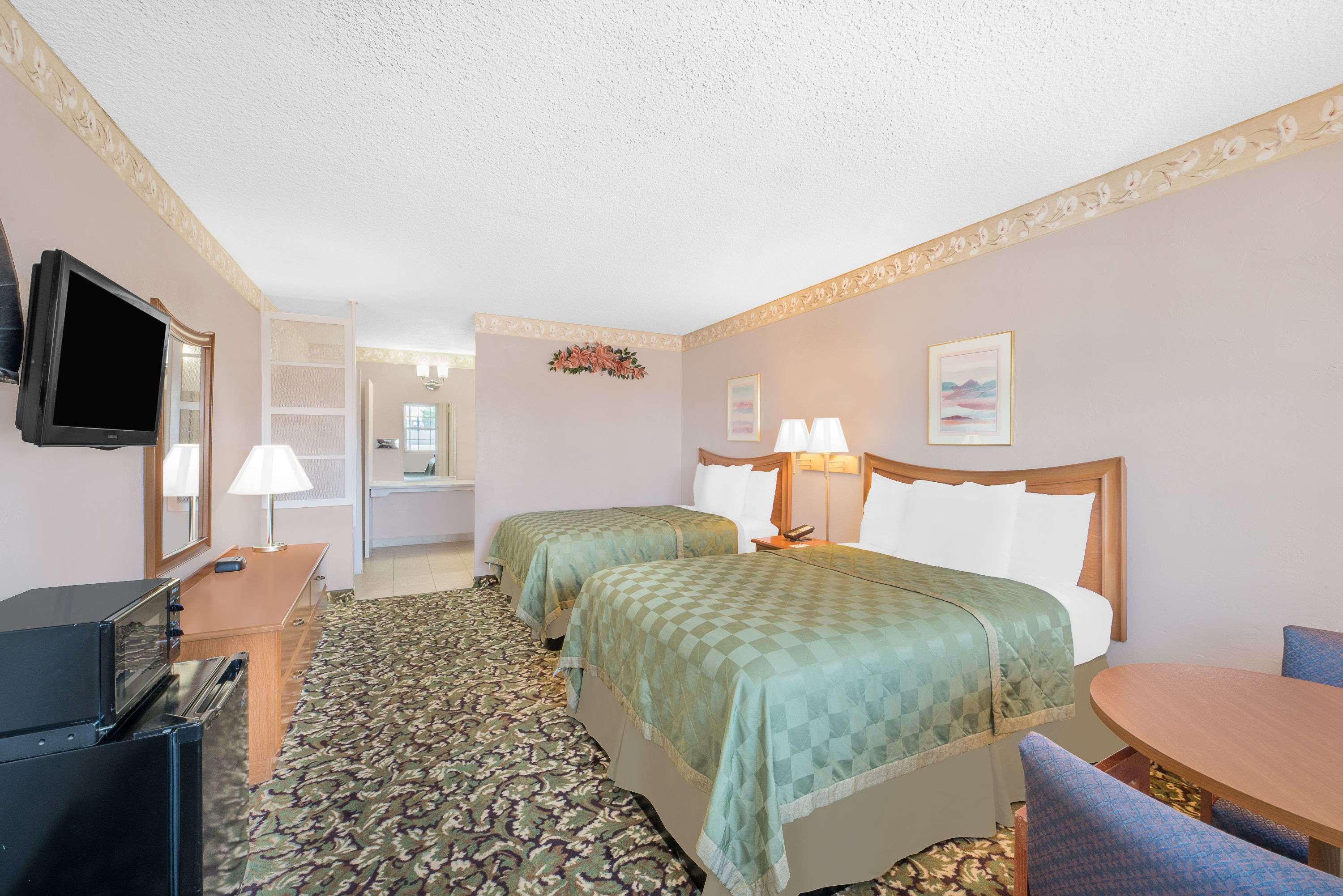 Knights Inn Laura Lodge Pecos — photo 4