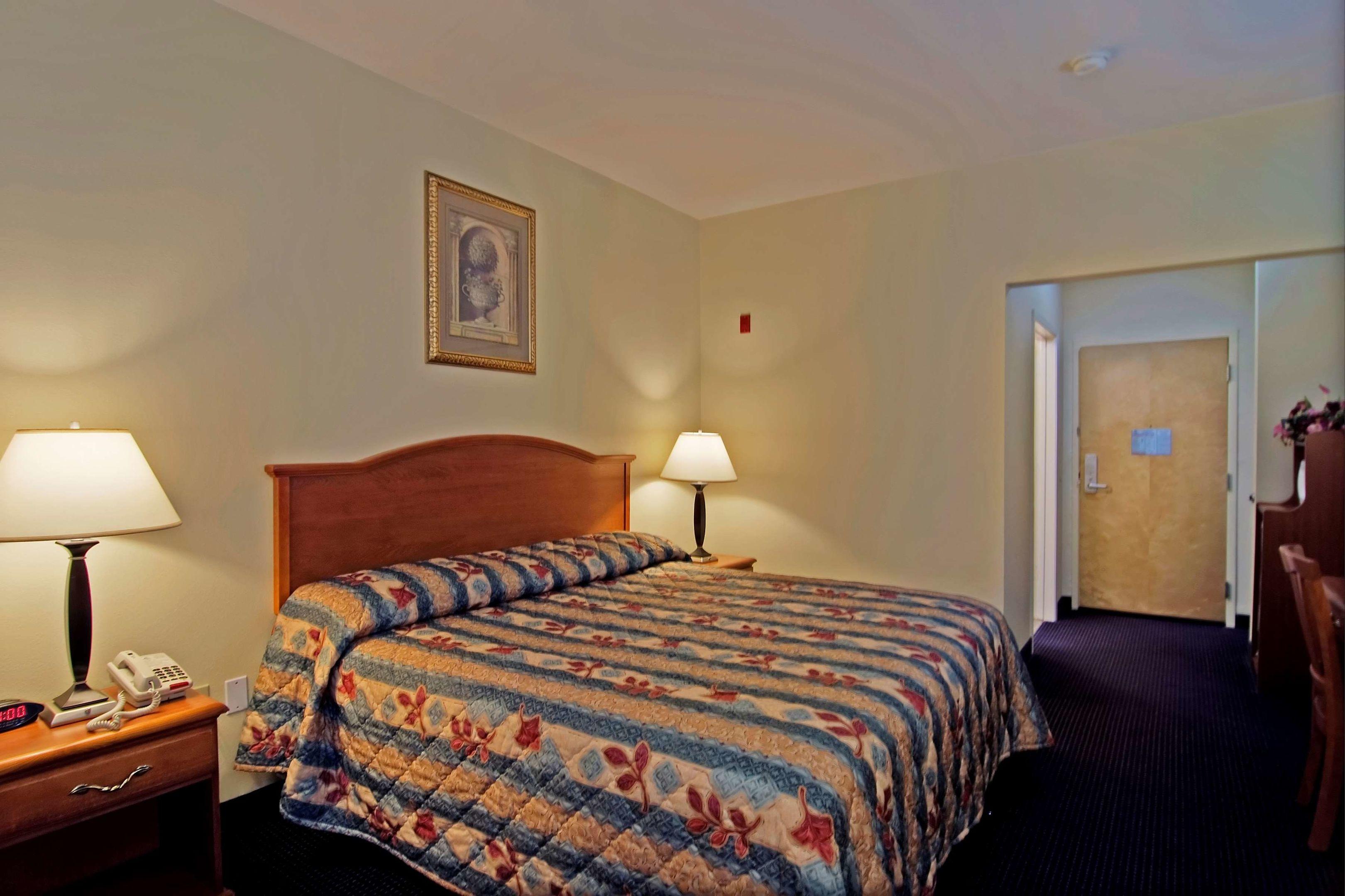 Americas Best Value Inn & Suites-Bush Int'l Airport — photo 4