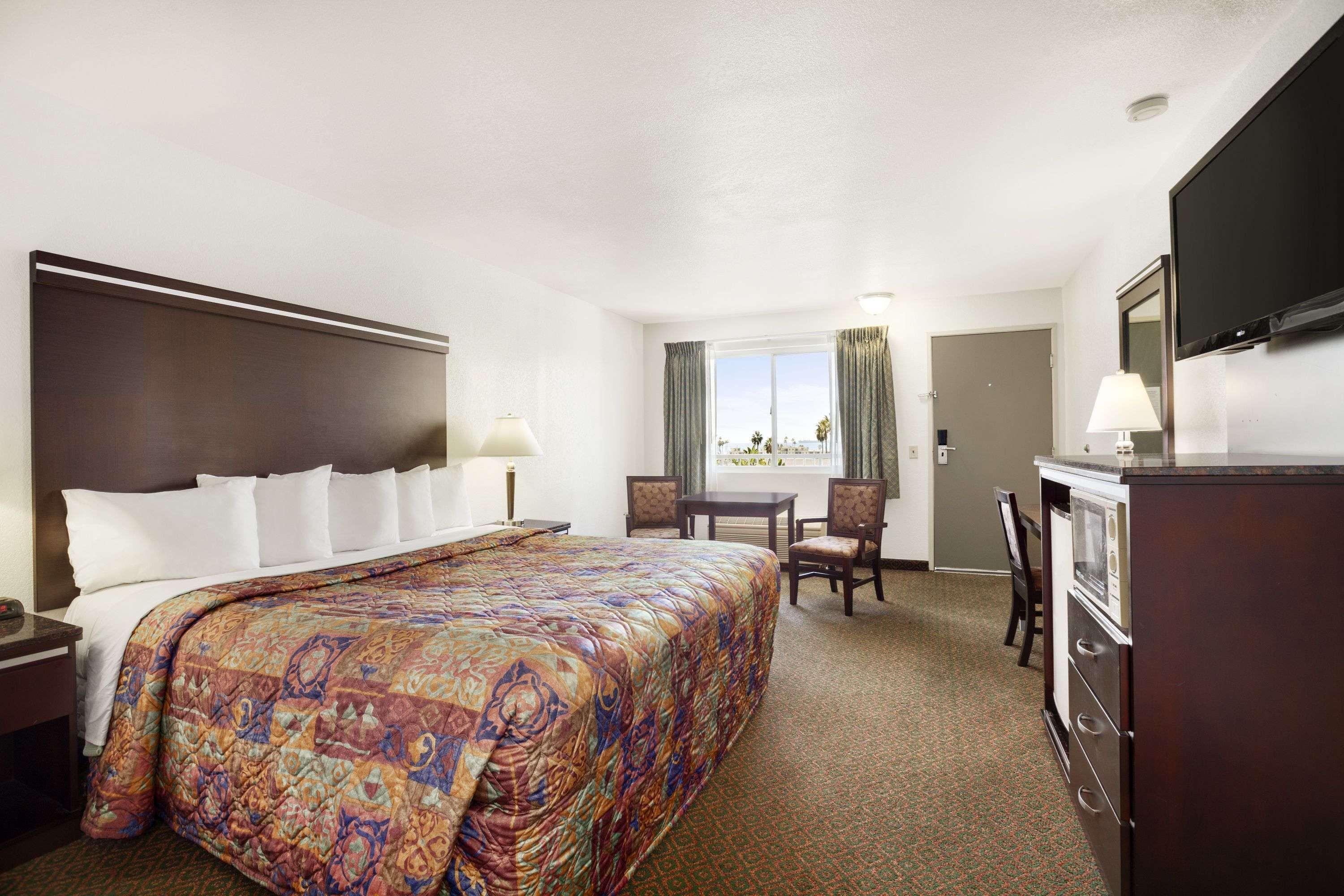Days Inn by Wyndham Oceanside — photo 5