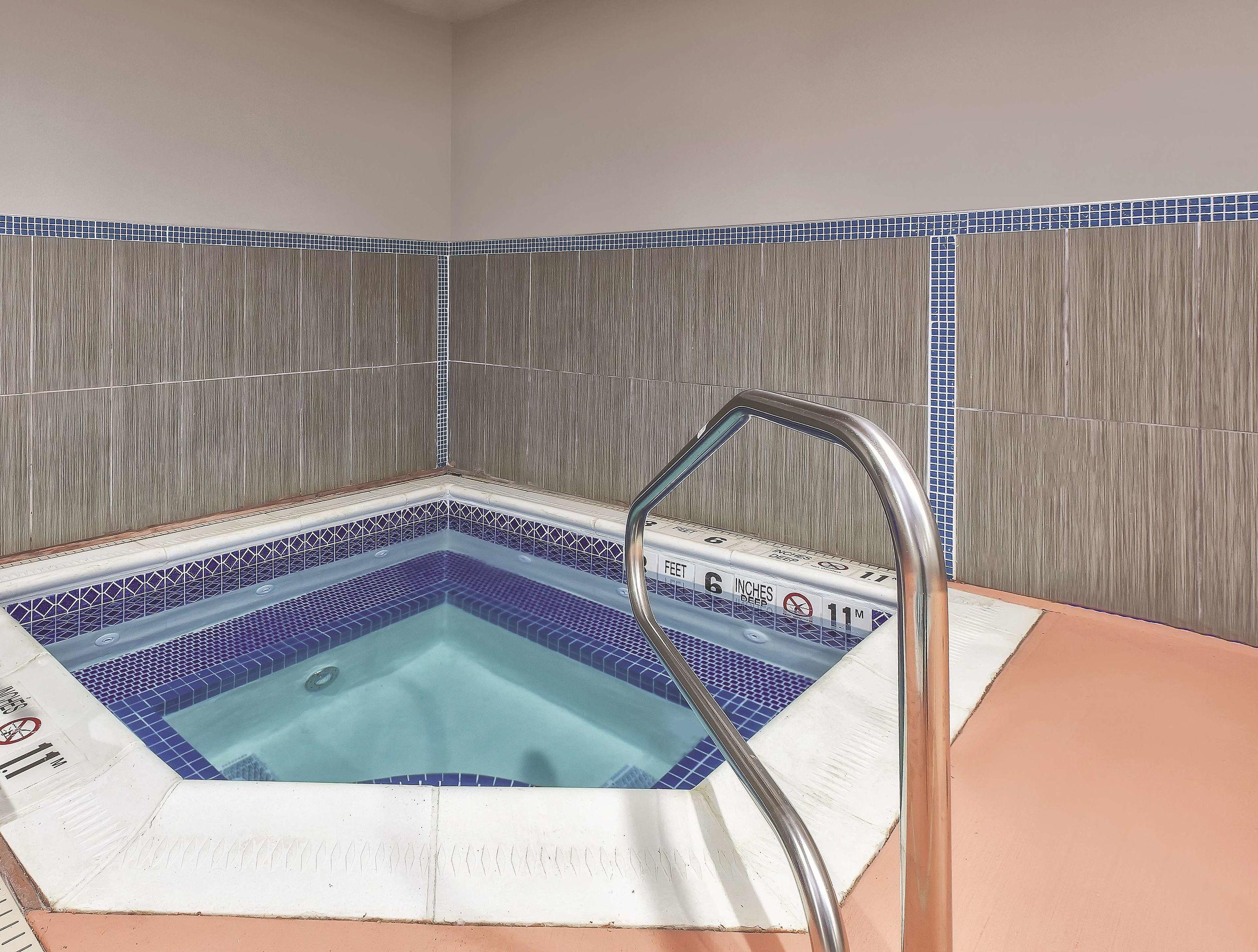 La Quinta Inn & Suites Niagara Falls — photo 4