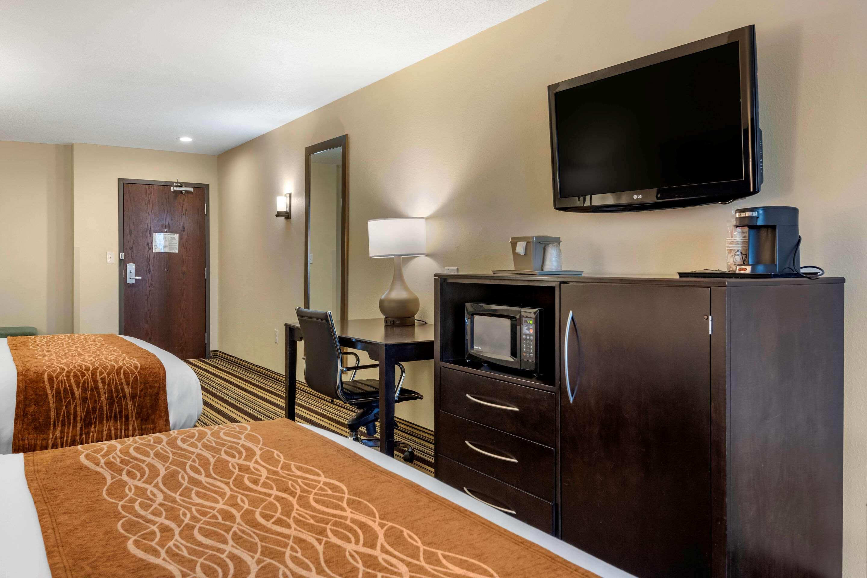 Comfort Inn & Suites — photo 5