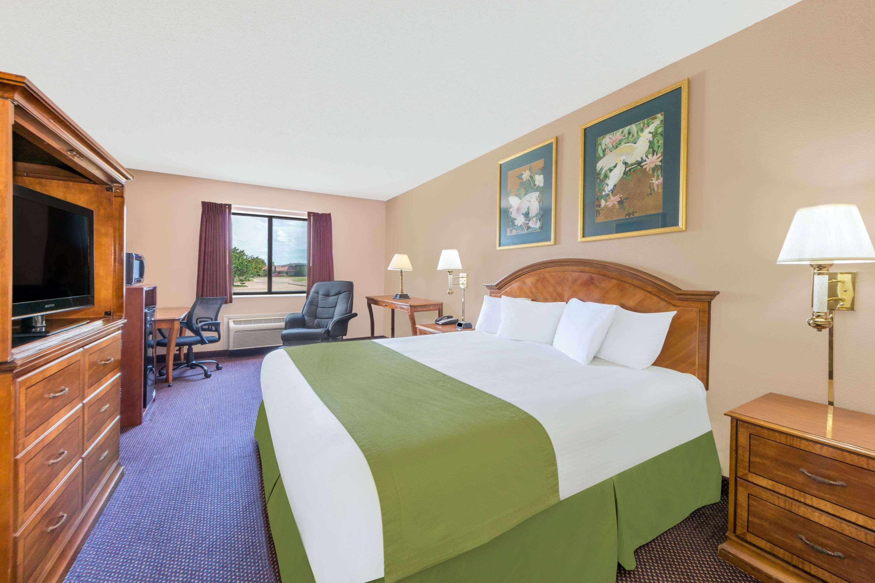 Baymont Inn & Suites Enid — photo 4