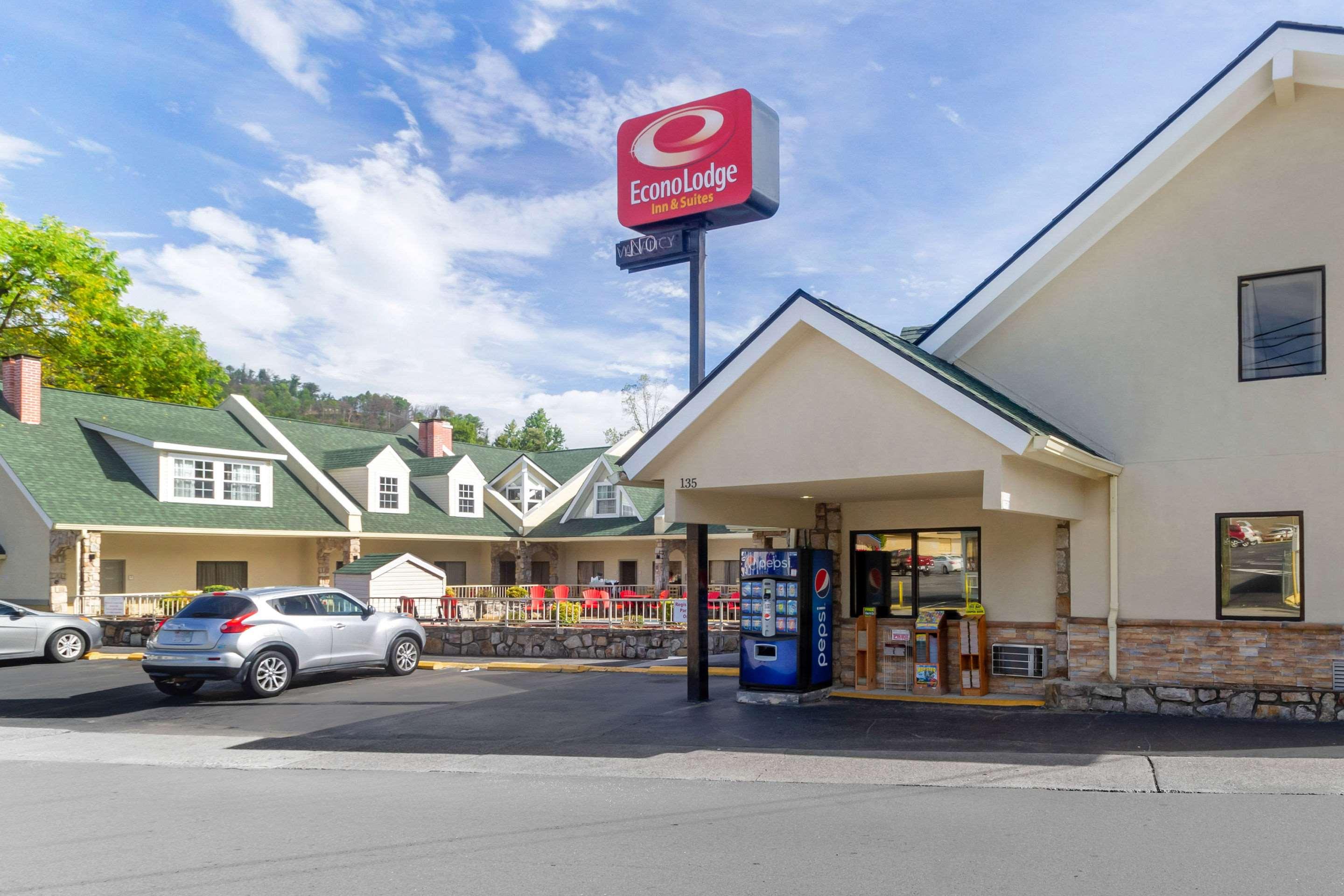 Econo Lodge Inn & Suites at the Convention Center — photo 4