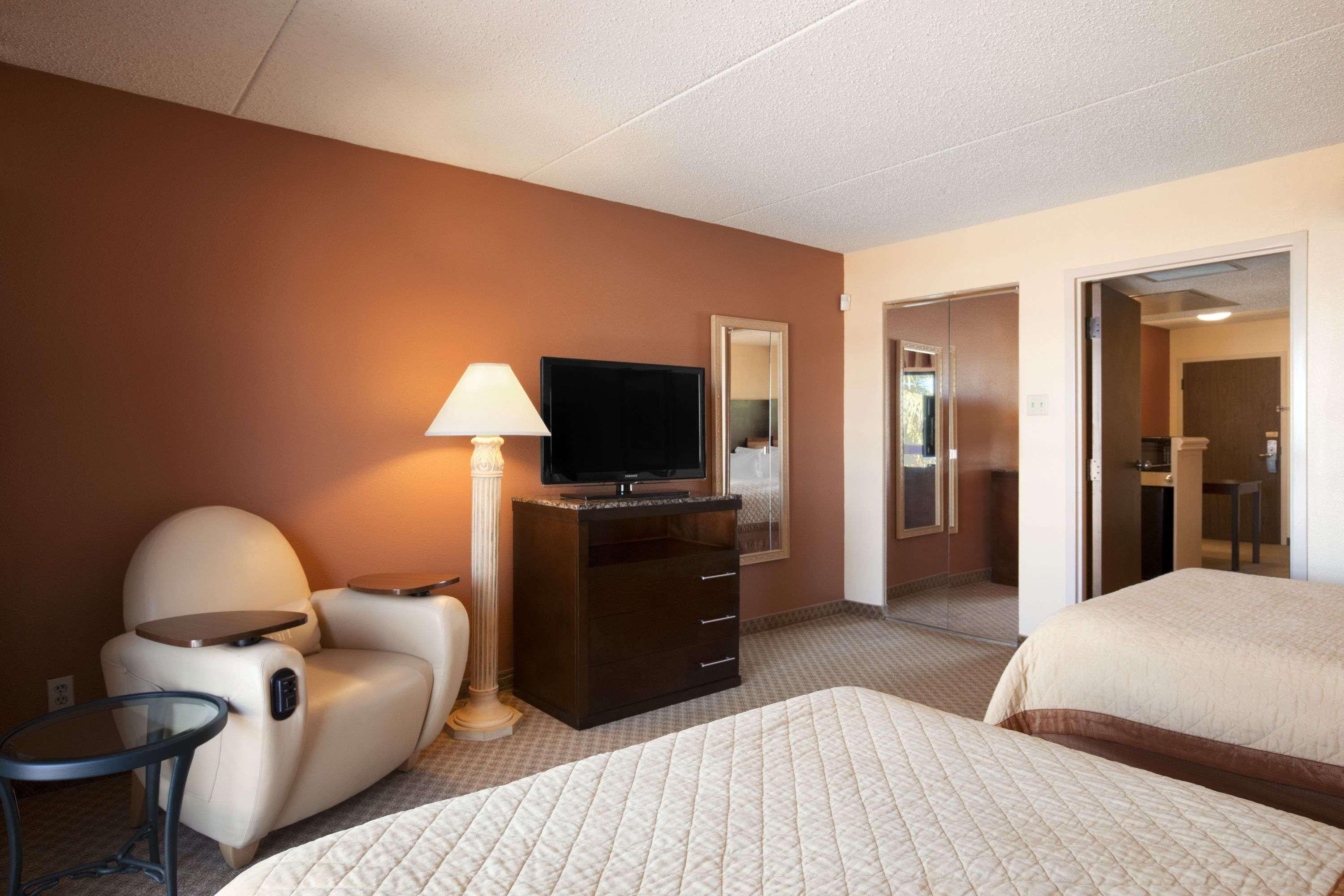 Wyndham El Paso Airport Hotel and Water Park — photo 4