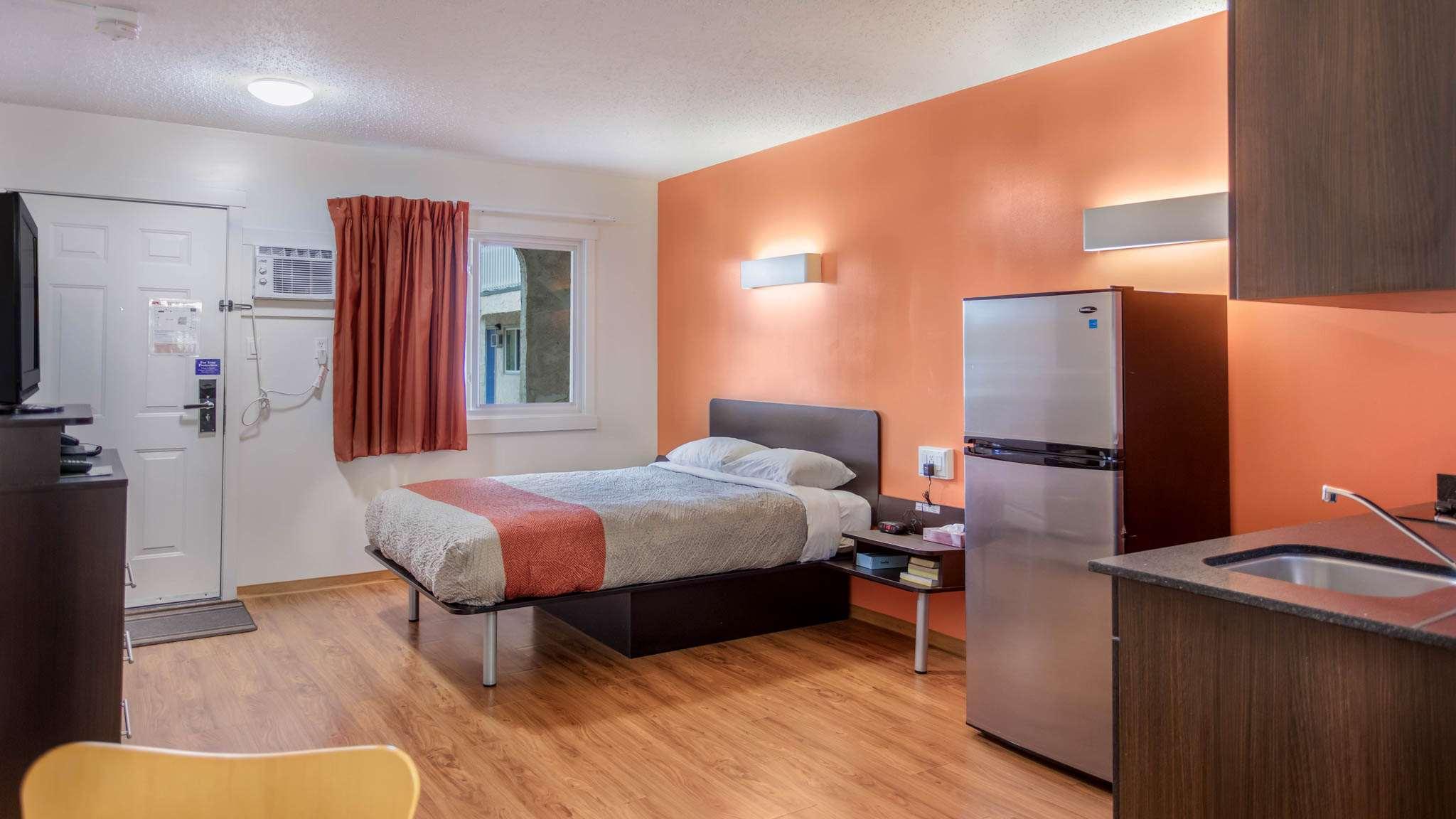 Motel 6 Camrose — photo 4