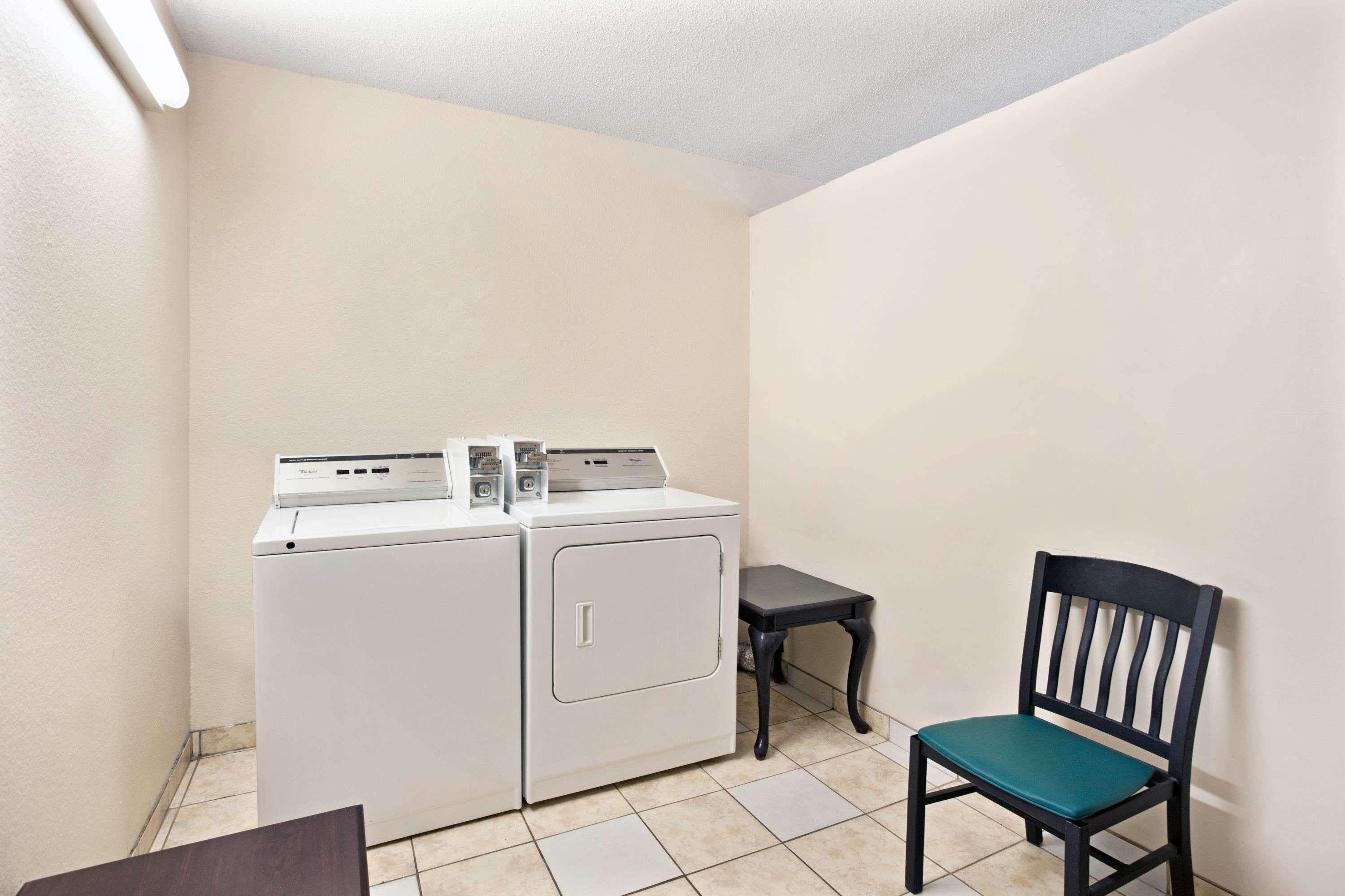 Super 8 by Wyndham Belleville — photo 4