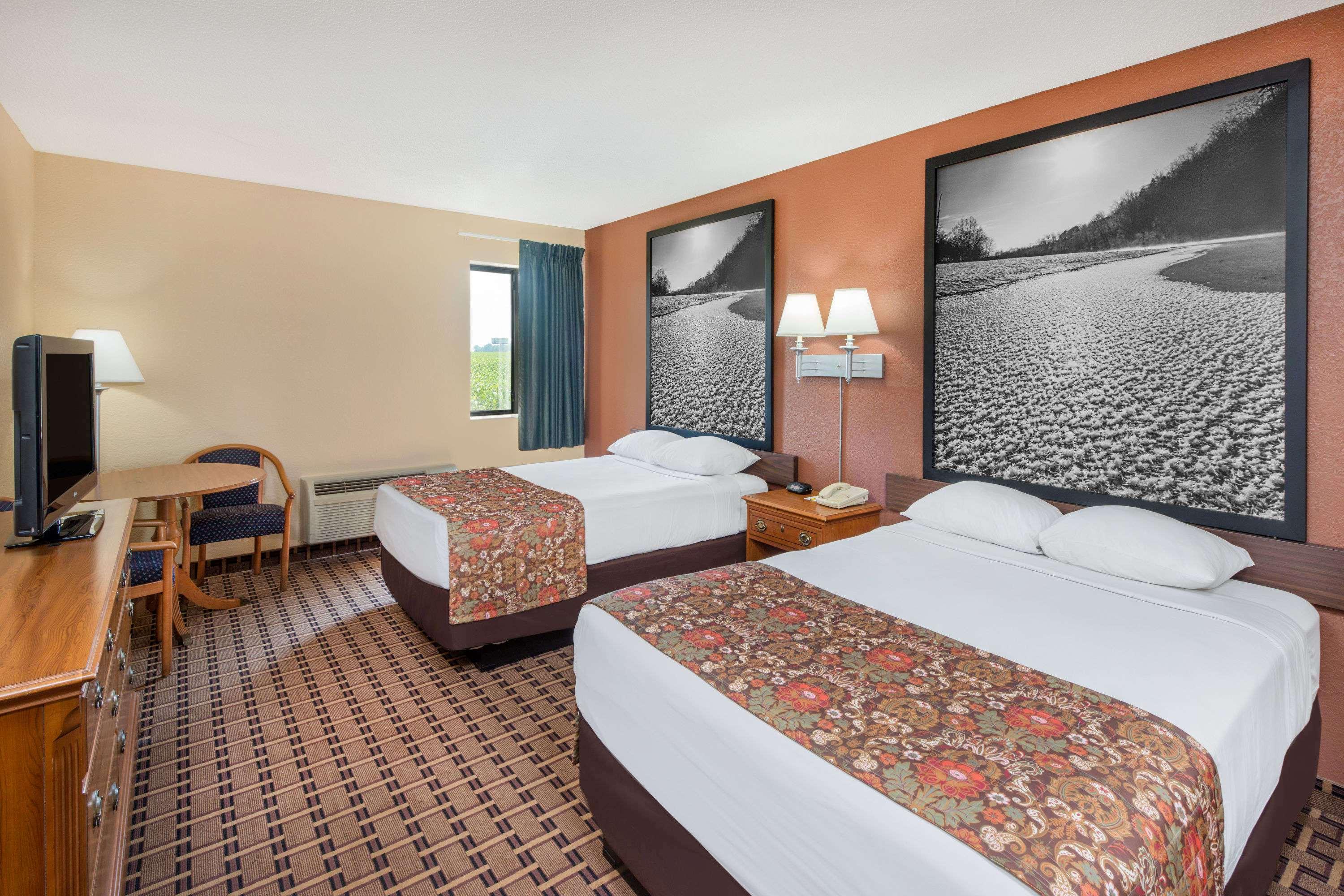 Super 8 by Wyndham Charleston MO — photo 3