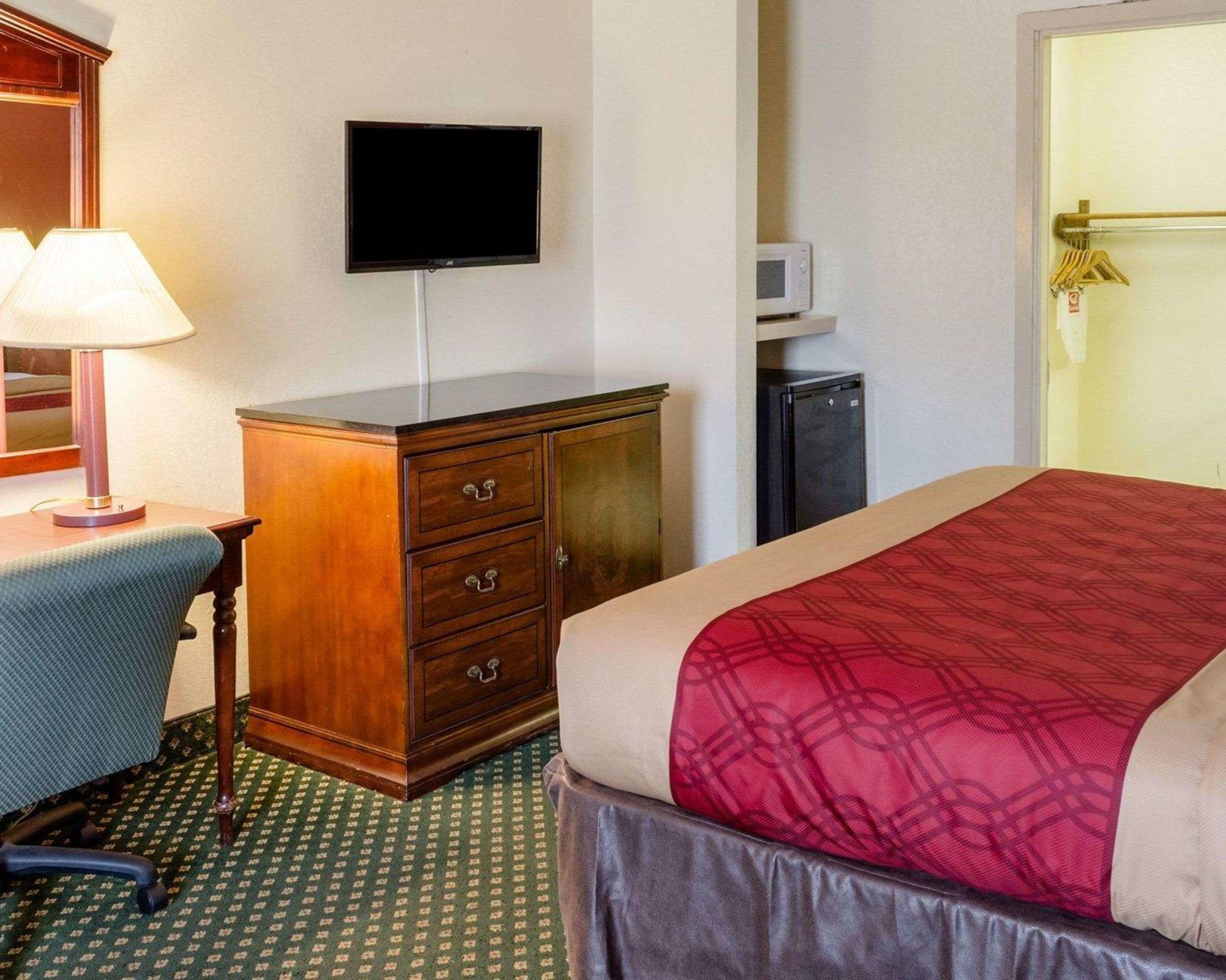 Econo Lodge Inn & Suites — photo 5