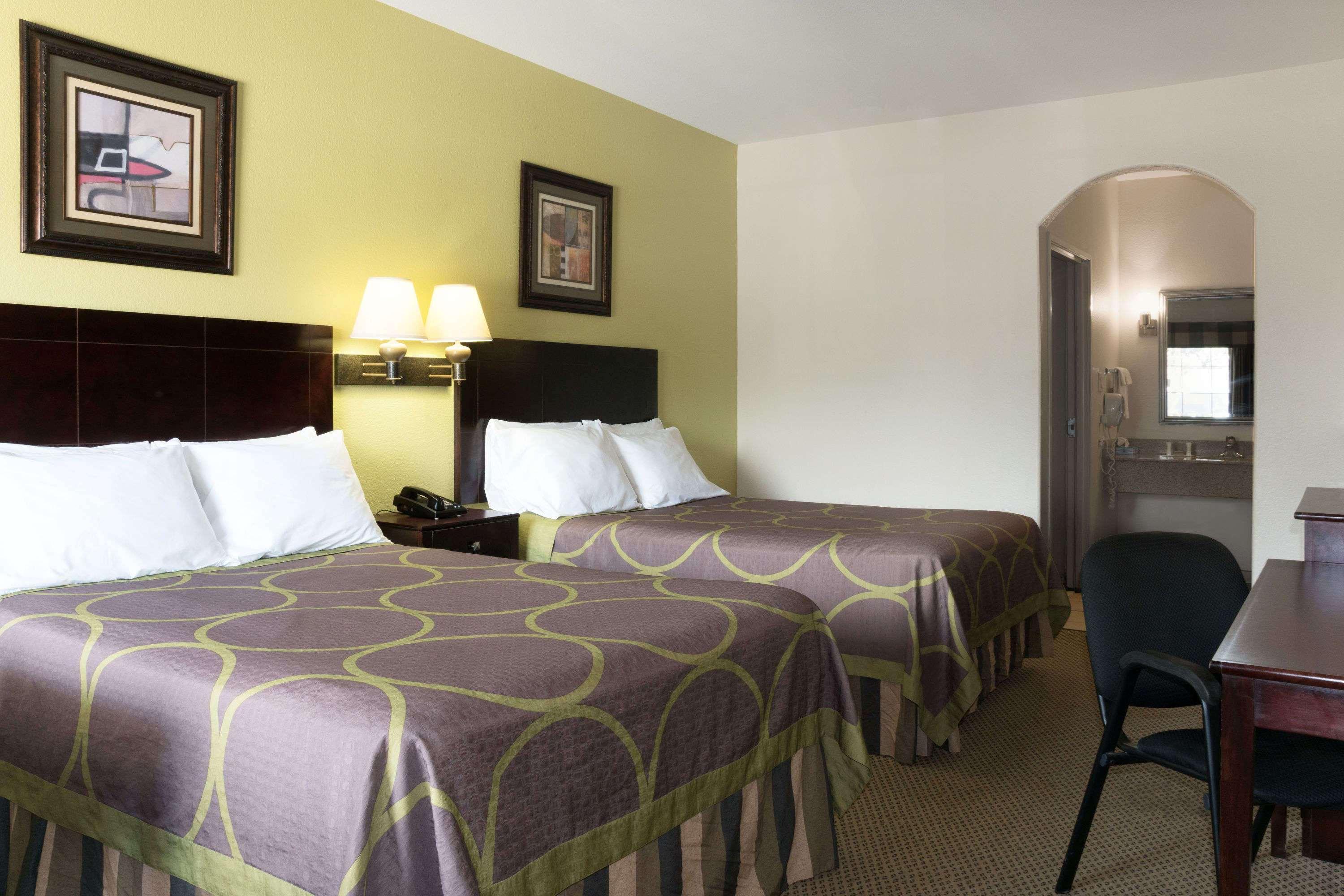 Super 8 by Wyndham Rosenberg TX — photo 4
