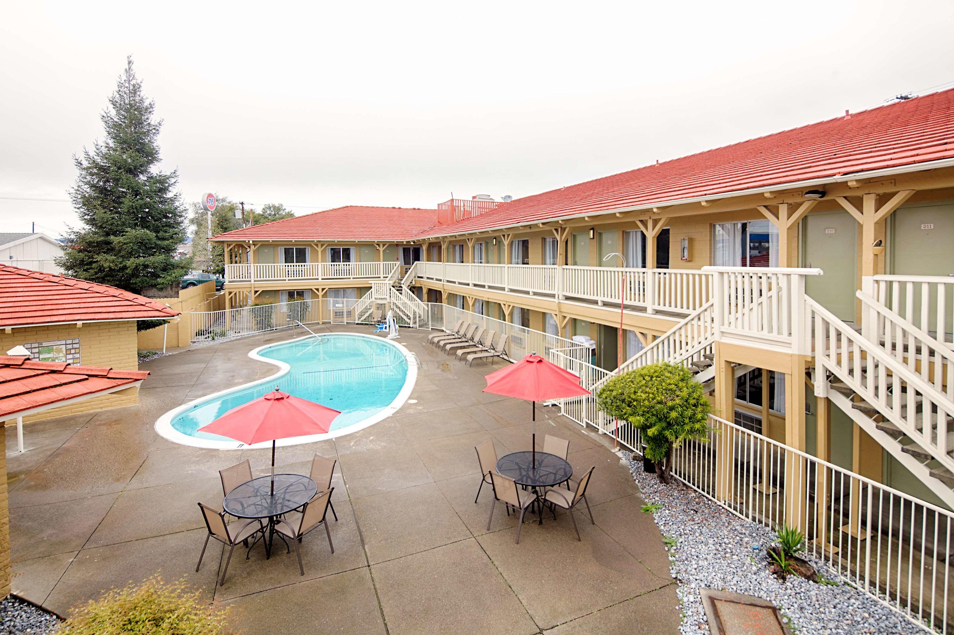 Red Lion Inn & Suites Redding — photo 4