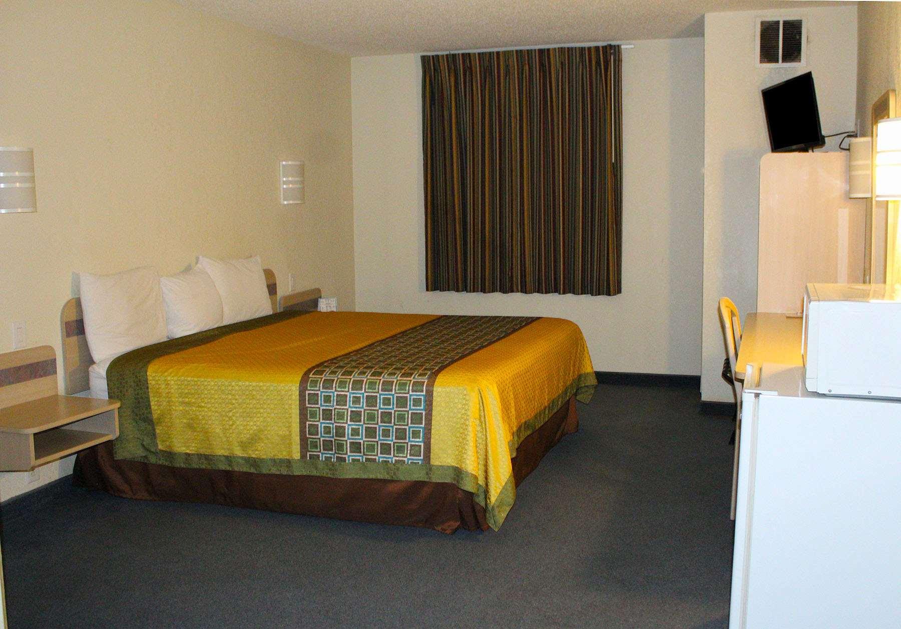 Americas Best Value Inn Clarksville — photo 5