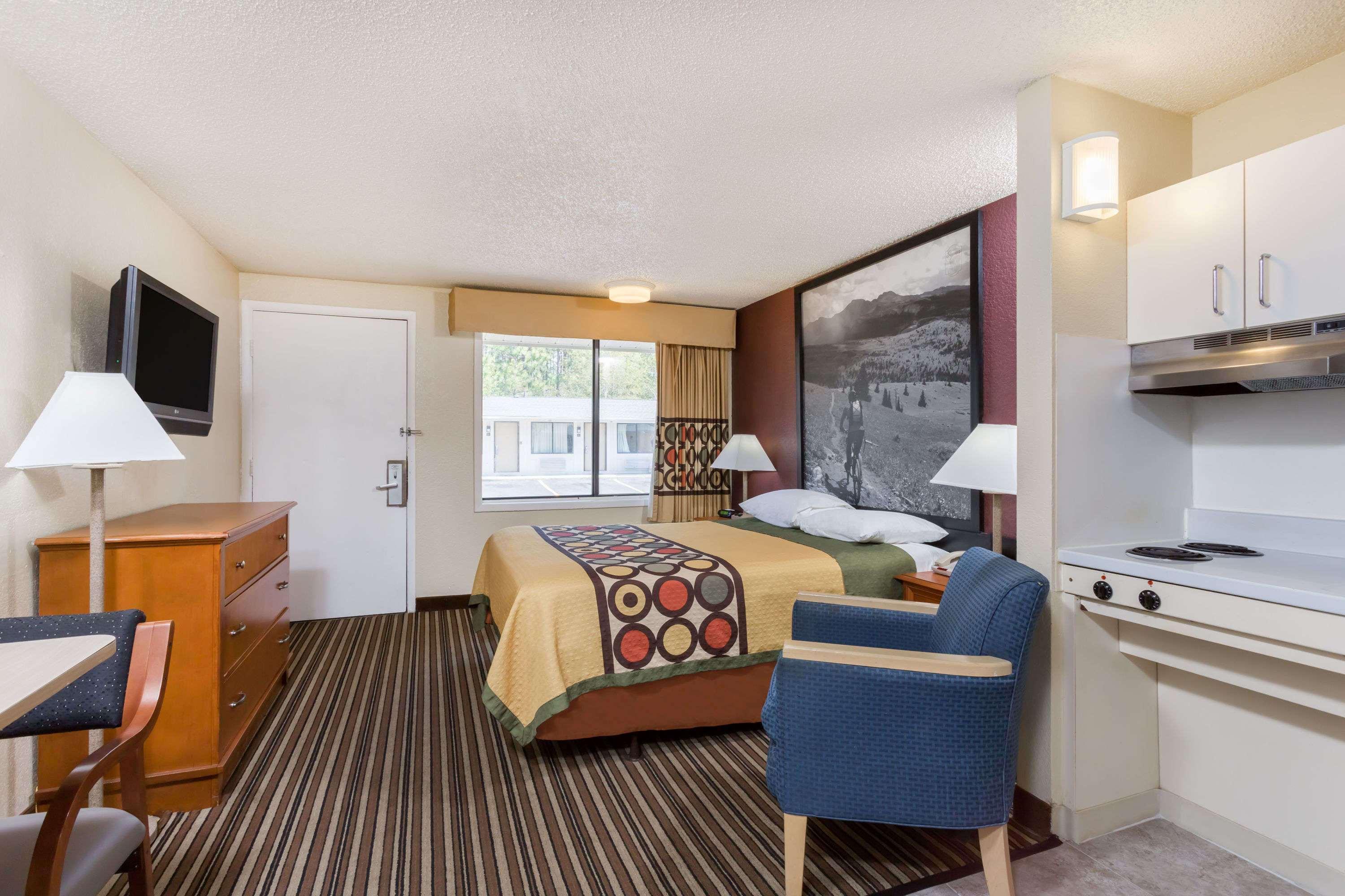 Super 8 by Wyndham Aberdeen Southern Pines — photo 4
