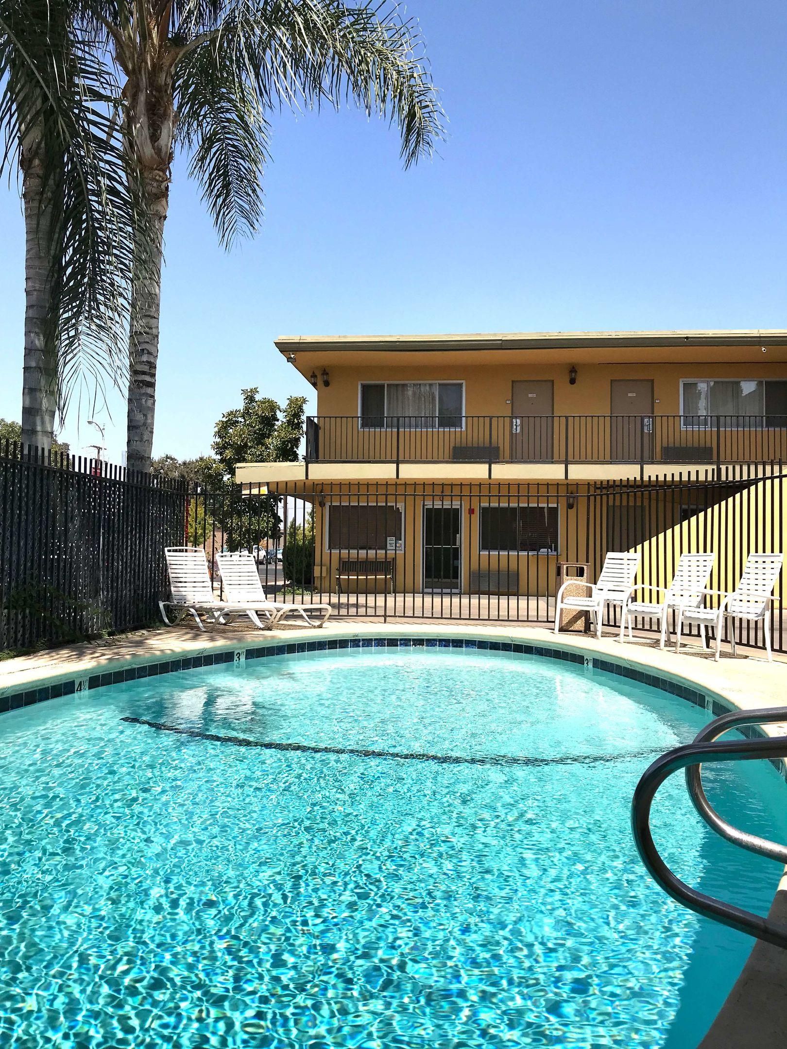 Americas Best Value Inn Visalia — photo 3