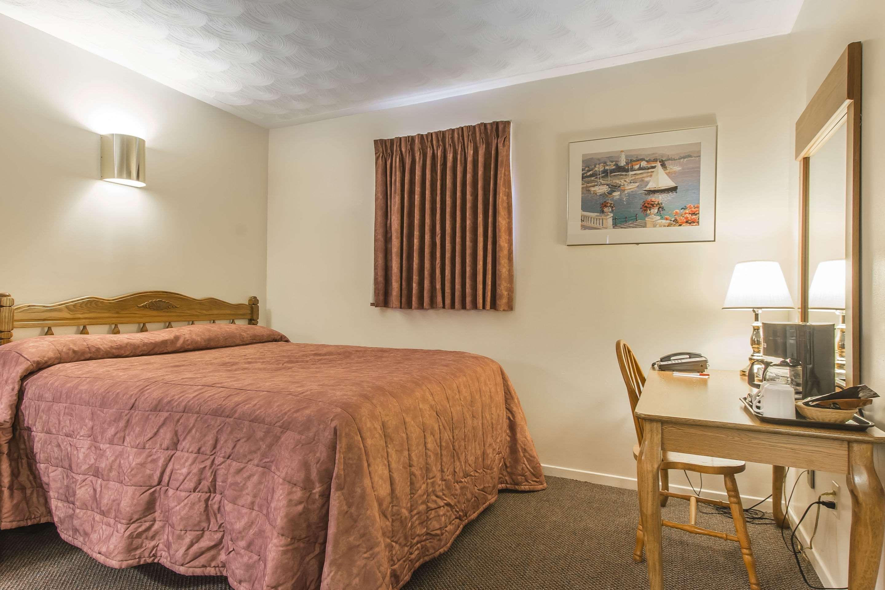 Econo Lodge & Suites — photo 4