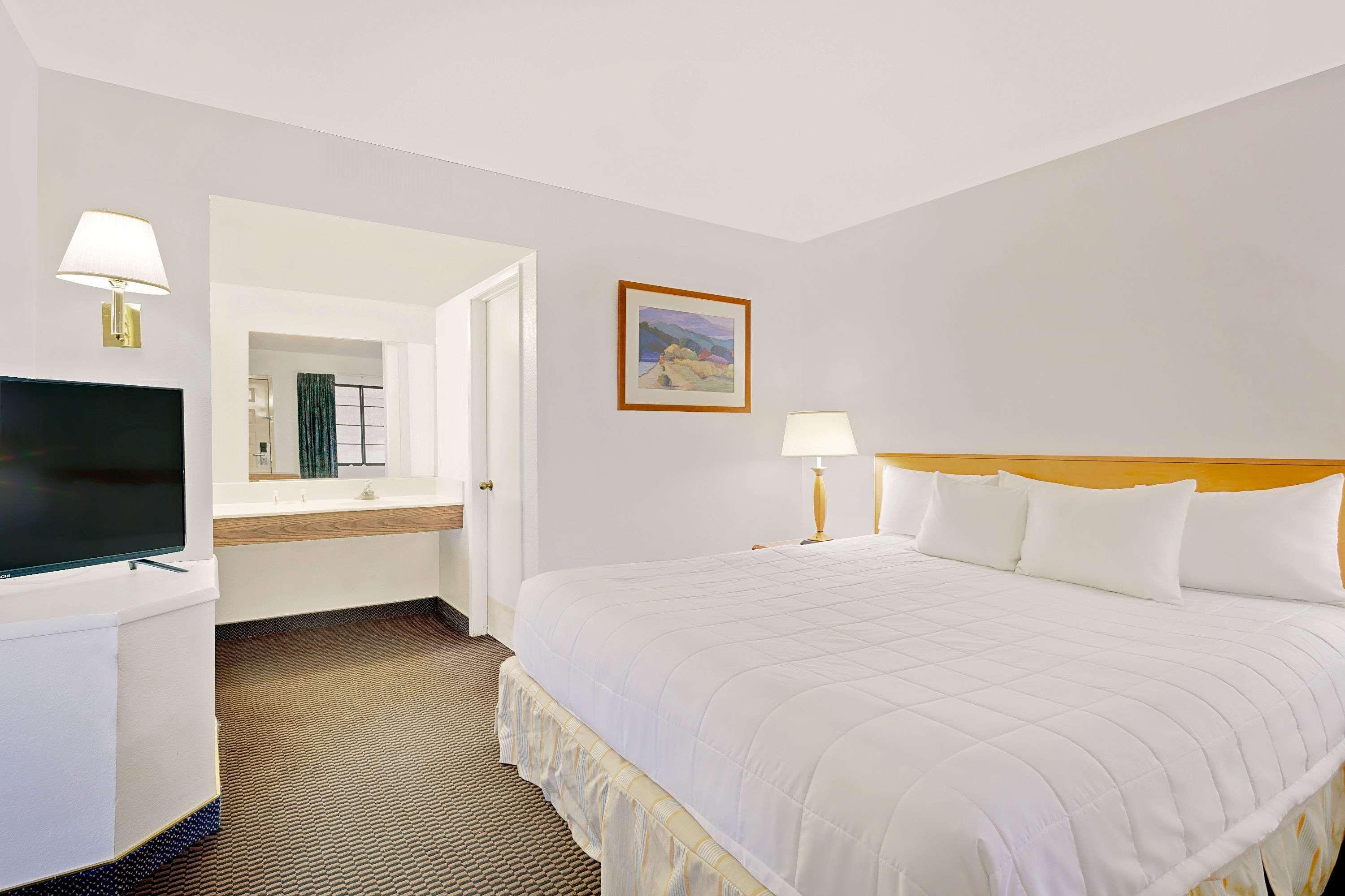 Days Inn & Suites Needles — photo 4